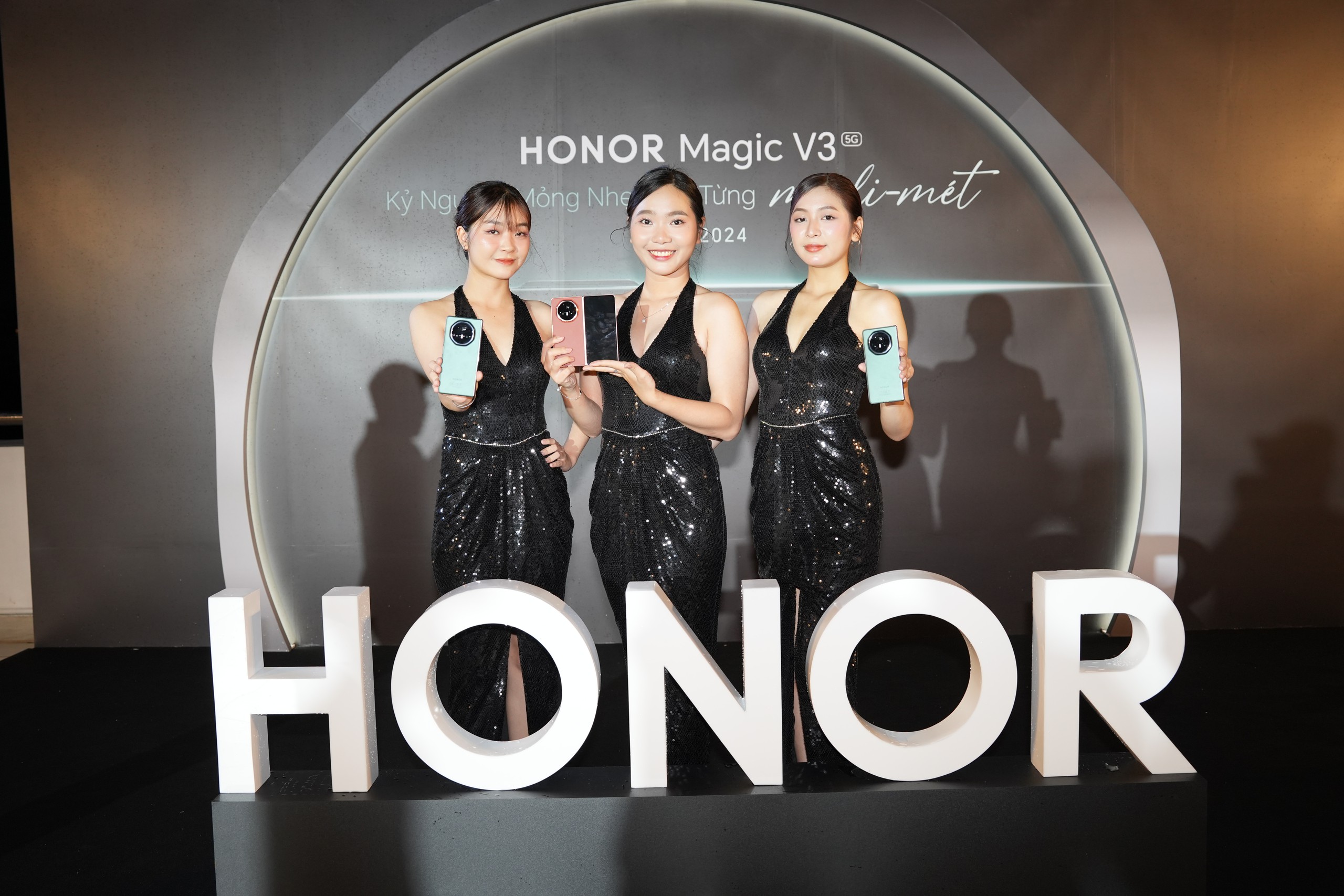 HONOR Magic V5 - អ្នកត្រួសត្រាយនៃយុគសម័យមីលីម៉ែត្រ (មម) ជាមួយនឹងសេចក្តីថ្លែងការណ៍គ្មានការសម្របសម្រួល - រូបថត 1 ។ HONOR Magic V5 - Người tiên phong kỷ nguyên milimet (mm) với tuyên bố không đánh đổi- Ảnh 1.