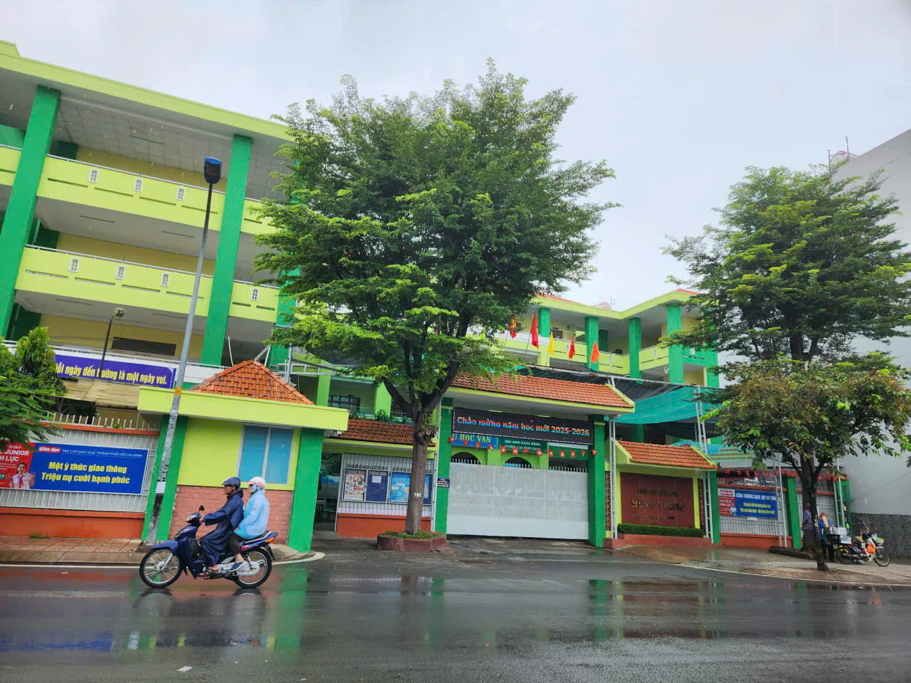 Hiệu trưởng trả lời nhiều vấn đề thắc mắc của bạn đọc - Ảnh 1.