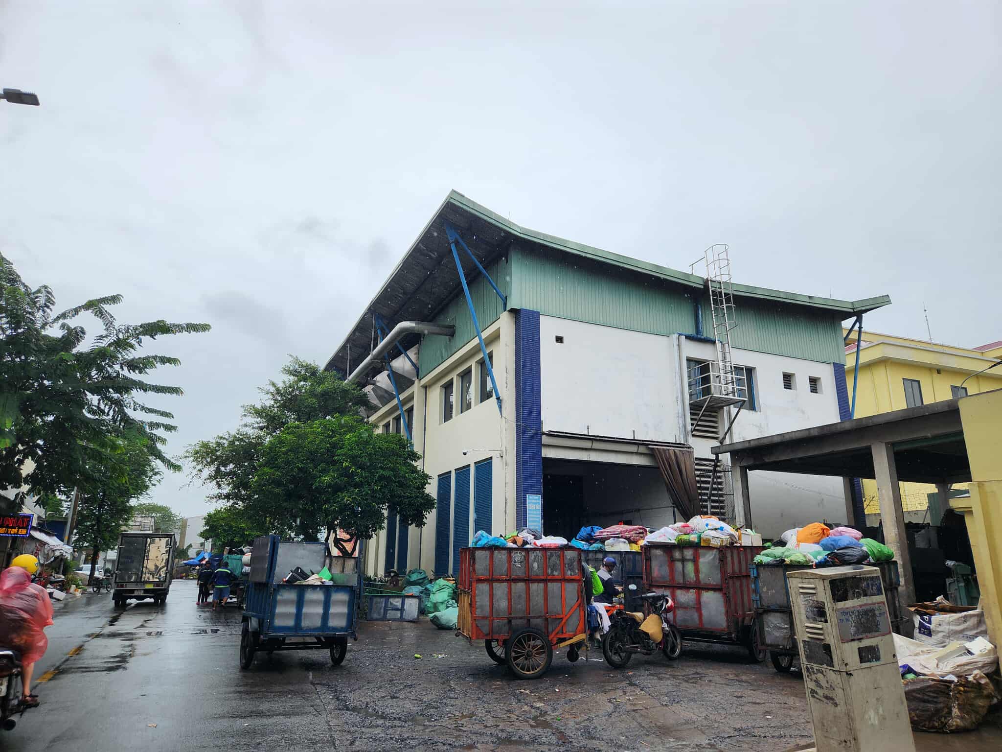 Hiệu trưởng trả lời nhiều vấn đề thắc mắc của bạn đọc - Ảnh 3.