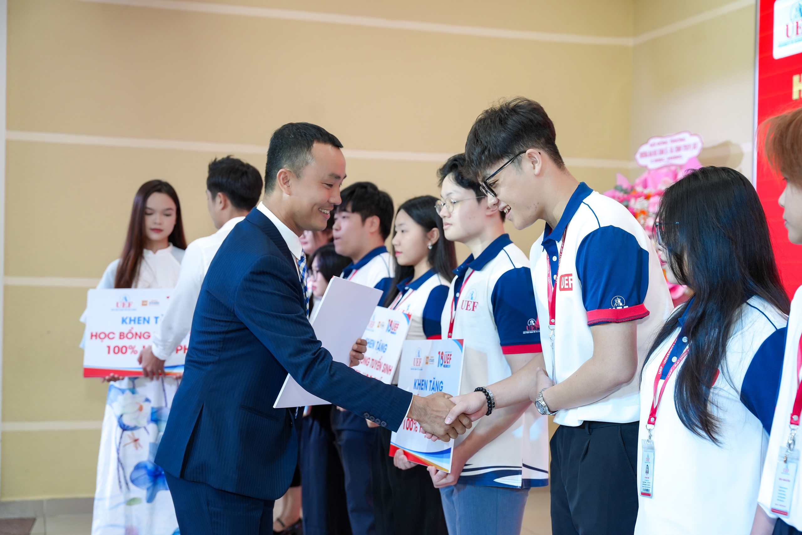 Awarding 30 billion VND in scholarships to high-achieving students - Photo 1. Trao 30 tỉ đồng học bổng cho sinh viên thành tích cao- Ảnh 1.