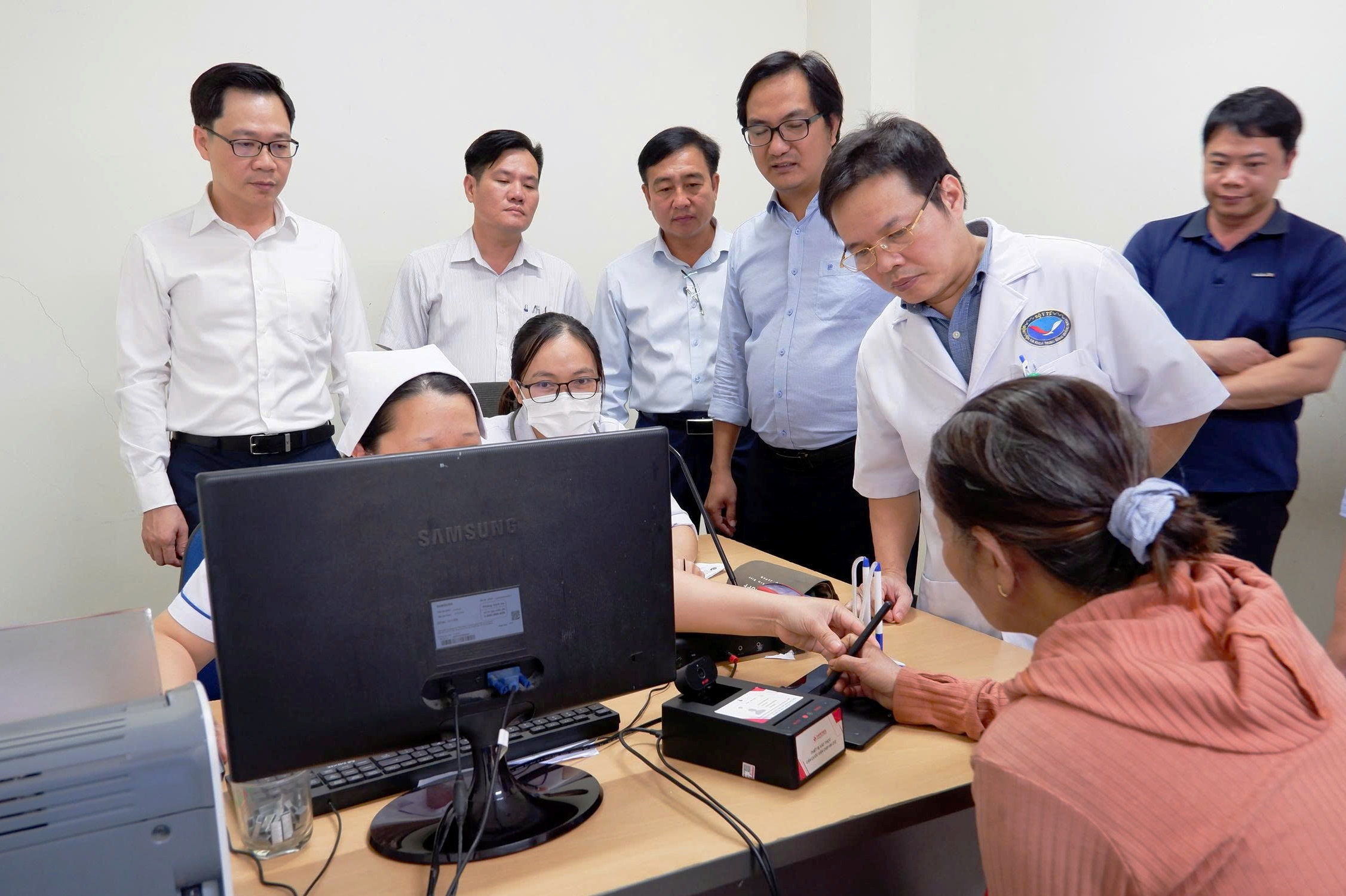 Đà Nẵng: Người Dân Hết Lo Hồ Sơ Giấy, Đi Khám Chỉ Cần Mã Số - Ảnh 1. Đà Nẵng: Người Dân Hết Lo Hồ Sơ Giấy, Đi Khám Chỉ Cần Mã Số - Ảnh 1.