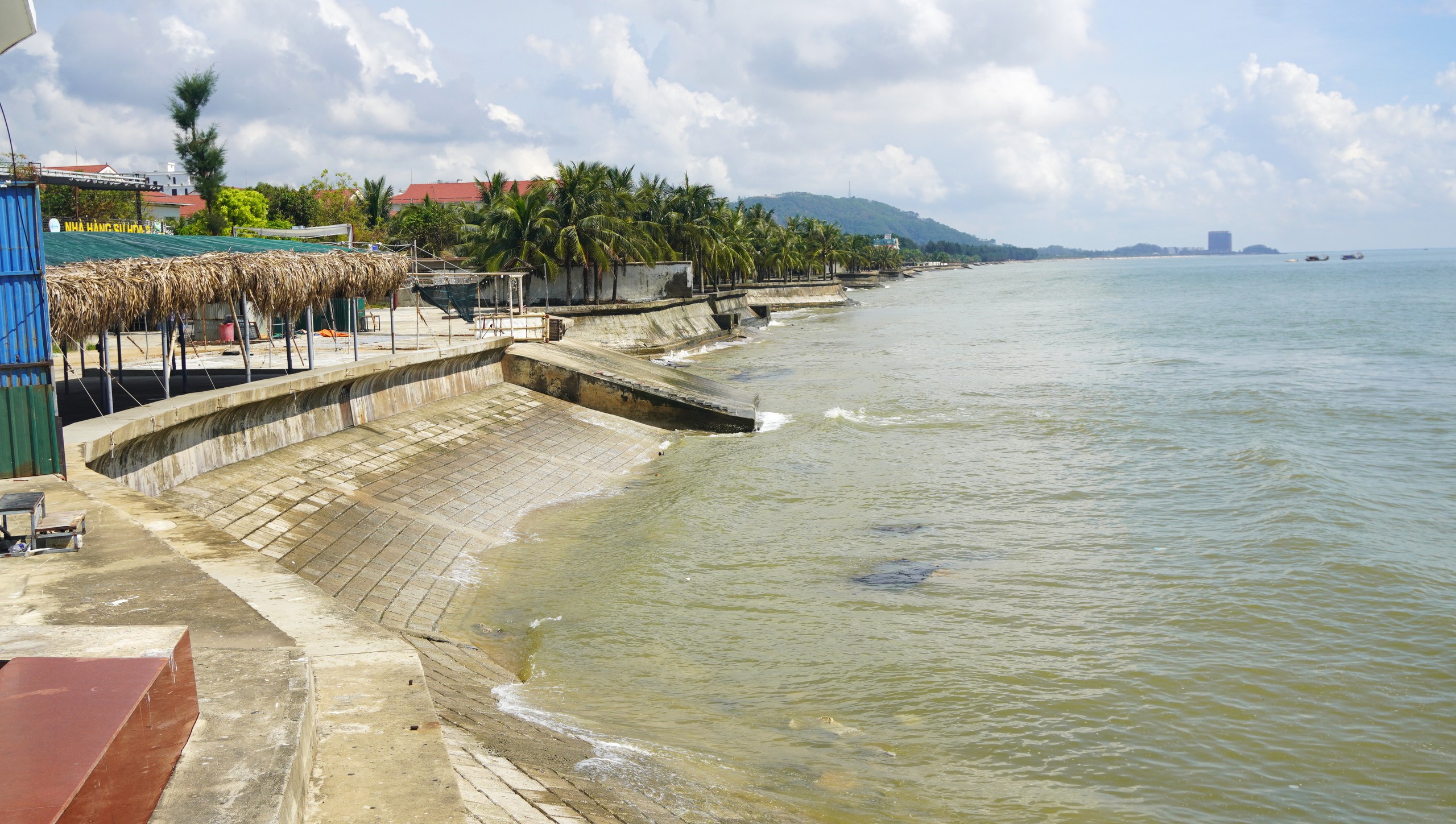 Kè biển Hải Tiến đối mặt nguy cơ sạt lở nghiêm trọng trước bão số 9 - Ảnh 2.