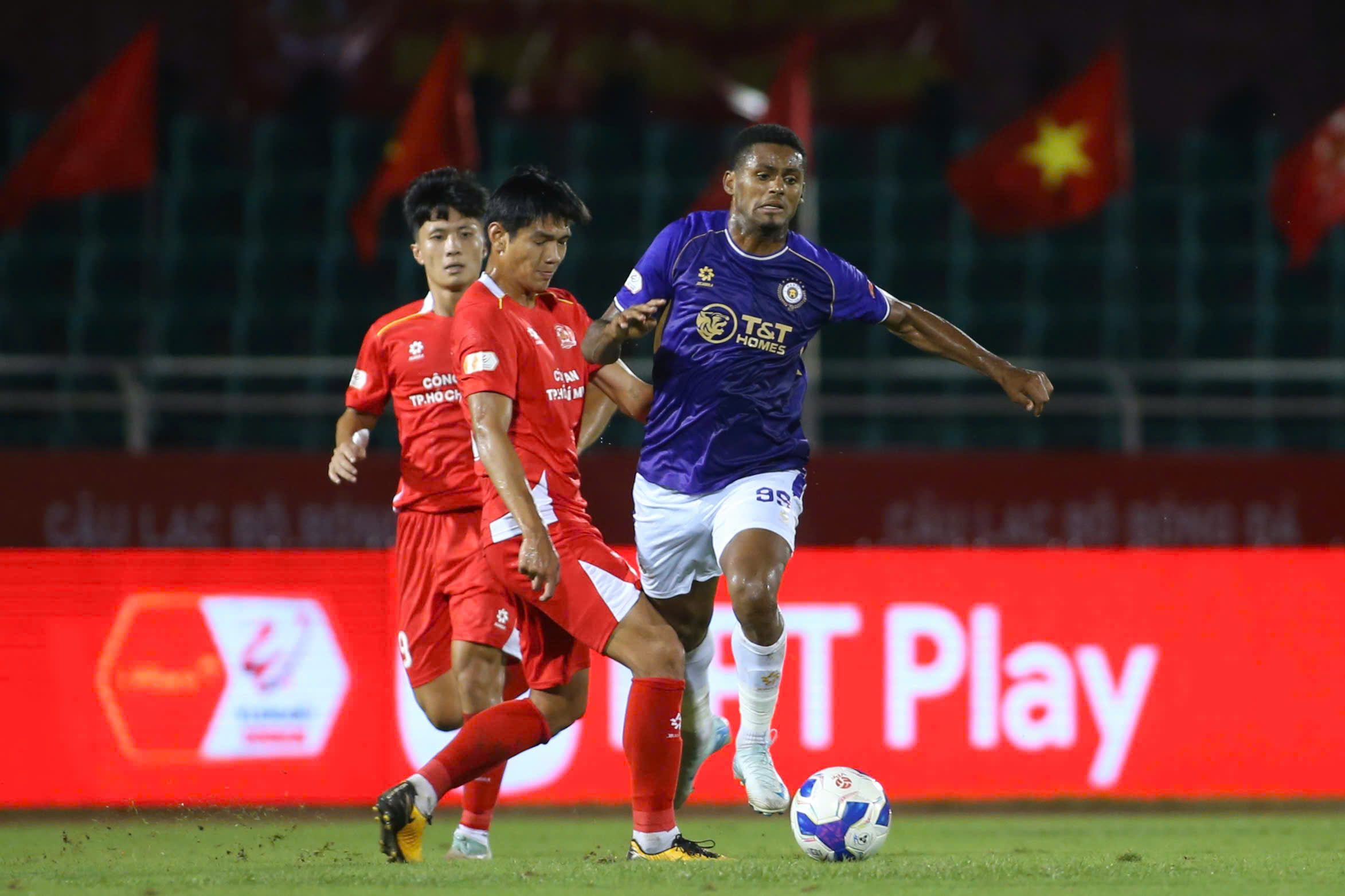 Lịch thi đấu V-League mới nhất: Không thể tin nổi Hà Nội và HAGL cùng tình cảnh đua trụ hạng- Ảnh 1.