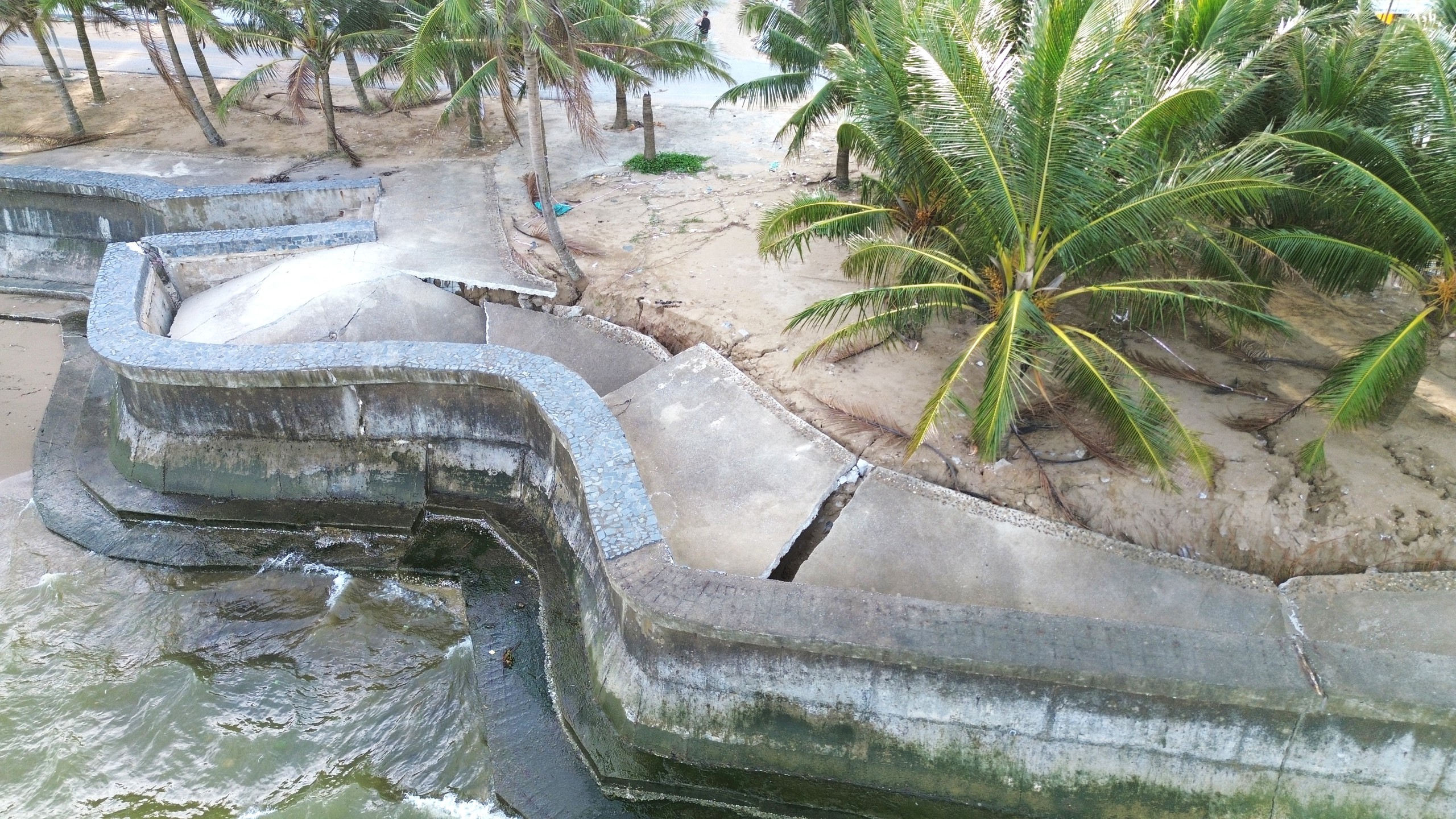 Kè biển Hải Tiến đối mặt nguy cơ sạt lở nghiêm trọng trước bão số 9 - Ảnh 12.