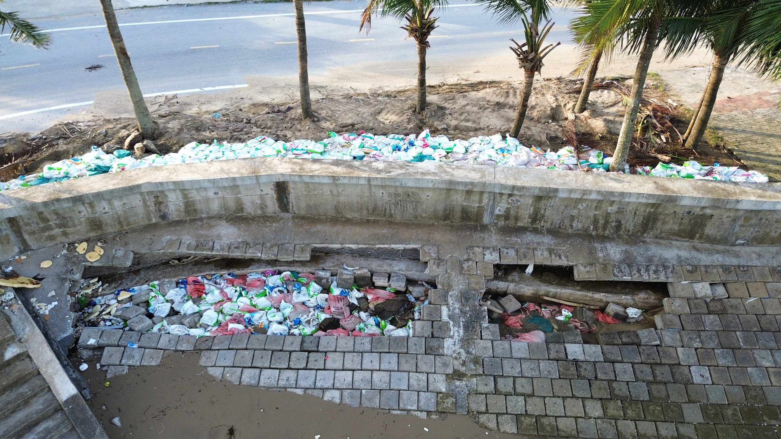 Kè biển Hải Tiến đối mặt nguy cơ sạt lở nghiêm trọng trước bão số 9 - Ảnh 10.