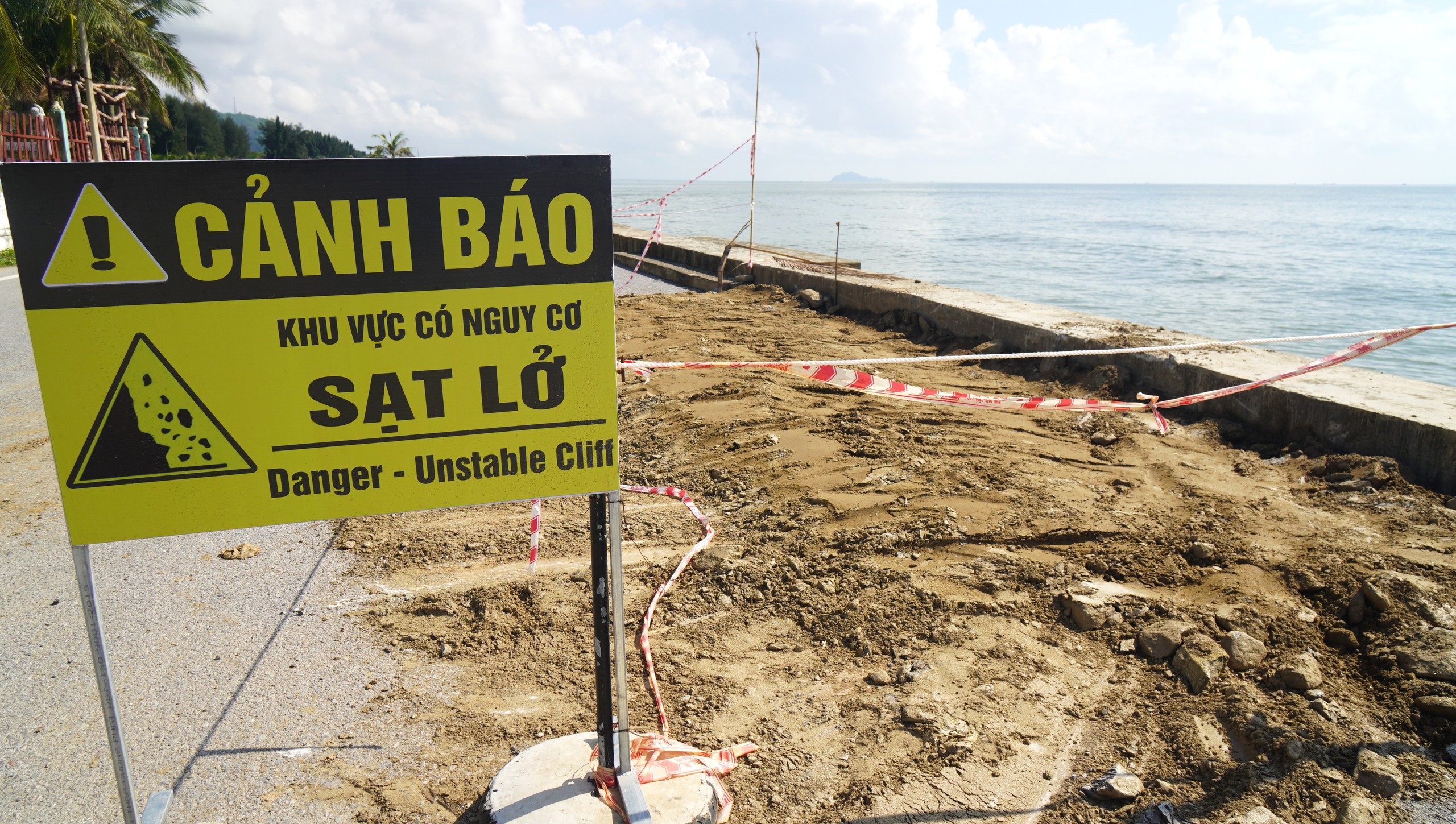 Kè biển Hải Tiến đối mặt nguy cơ sạt lở nghiêm trọng trước bão số 9 - Ảnh 3.