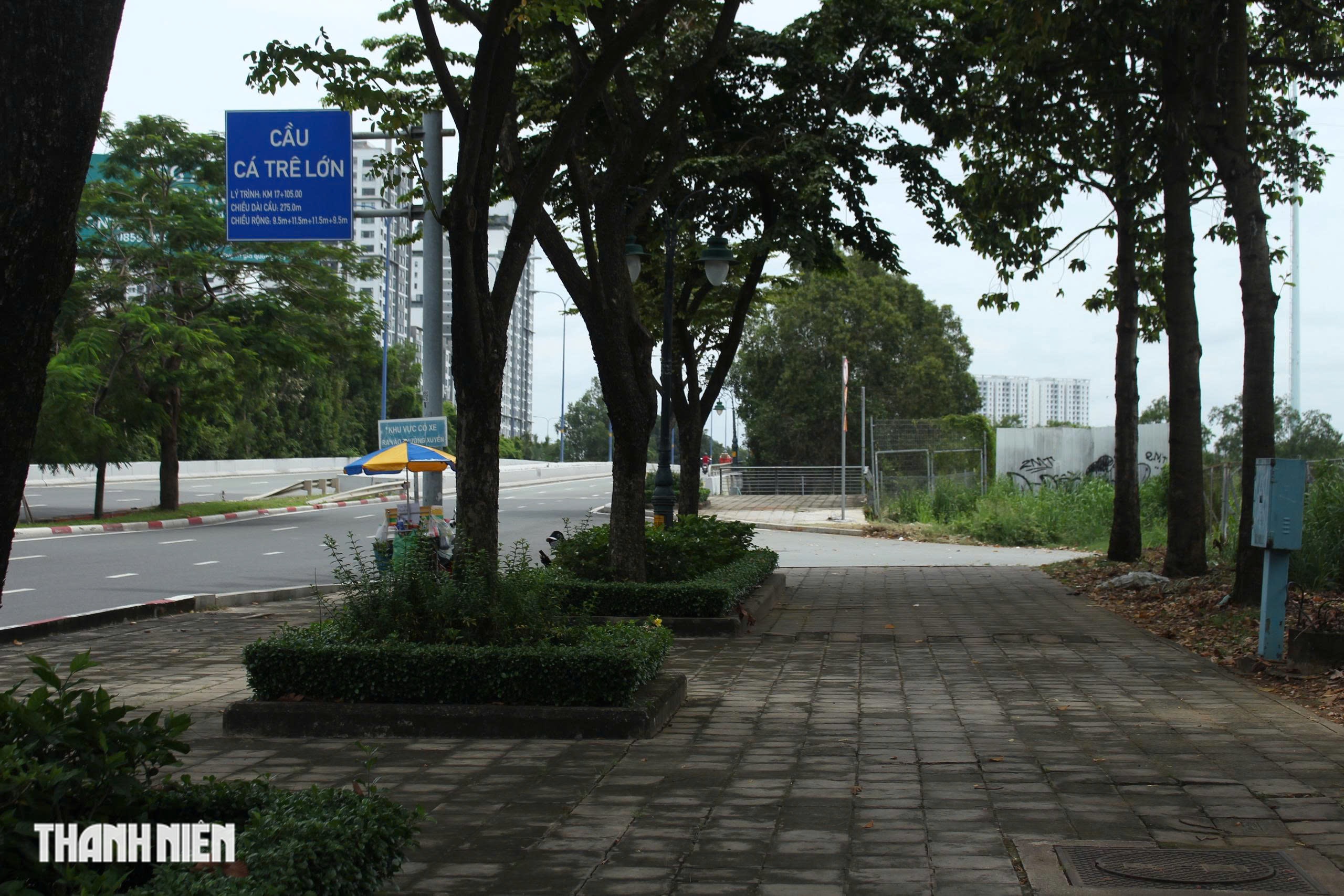 Cận cảnh đường c&oacute; l&agrave;n ri&ecirc;ng cho xe đạp ở TP.HCM: Rộng v&agrave; m&aacute;t mẻ - Ảnh 2.