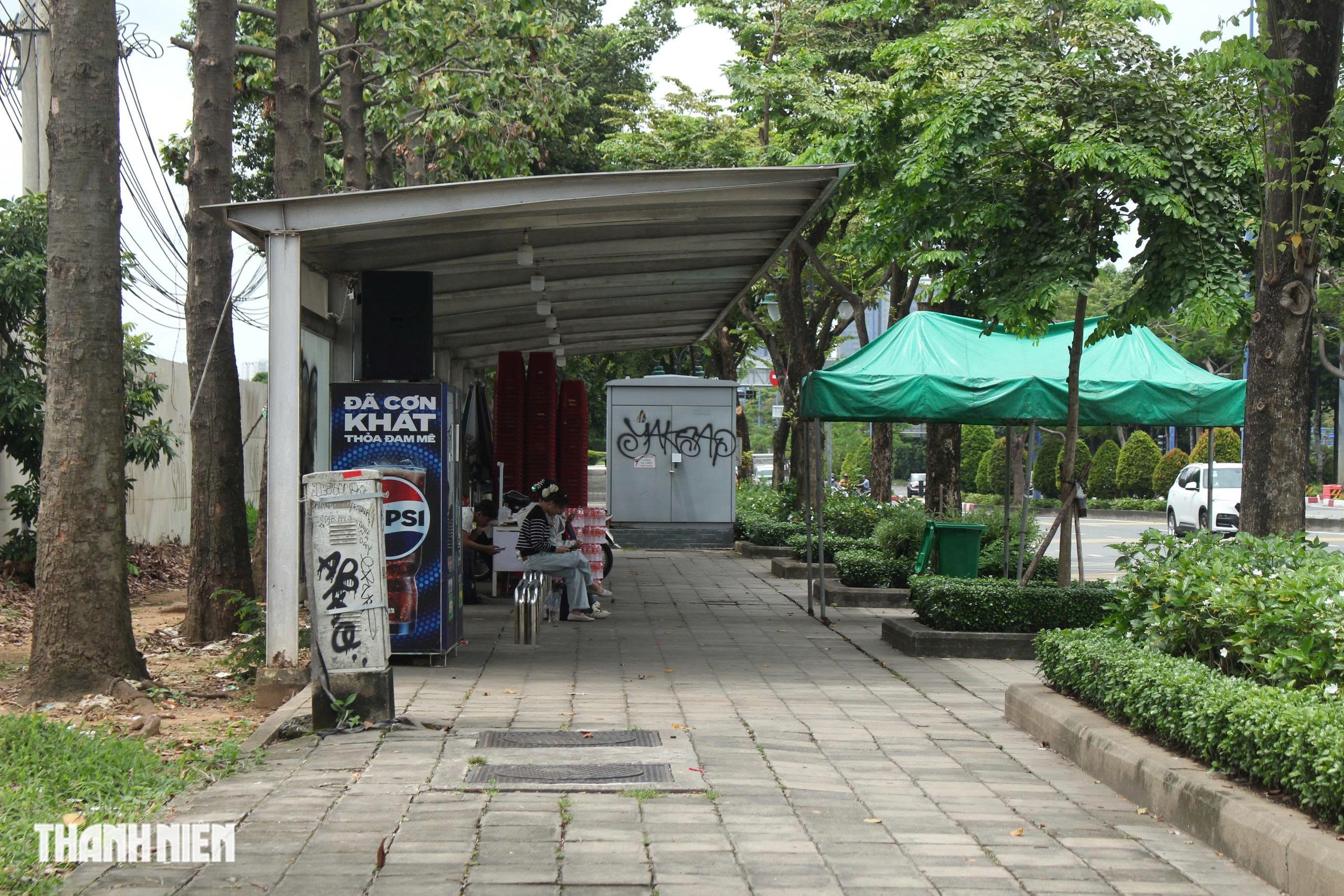 Cận cảnh đường c&oacute; l&agrave;n ri&ecirc;ng cho xe đạp ở TP.HCM: Rộng v&agrave; m&aacute;t mẻ - Ảnh 5.