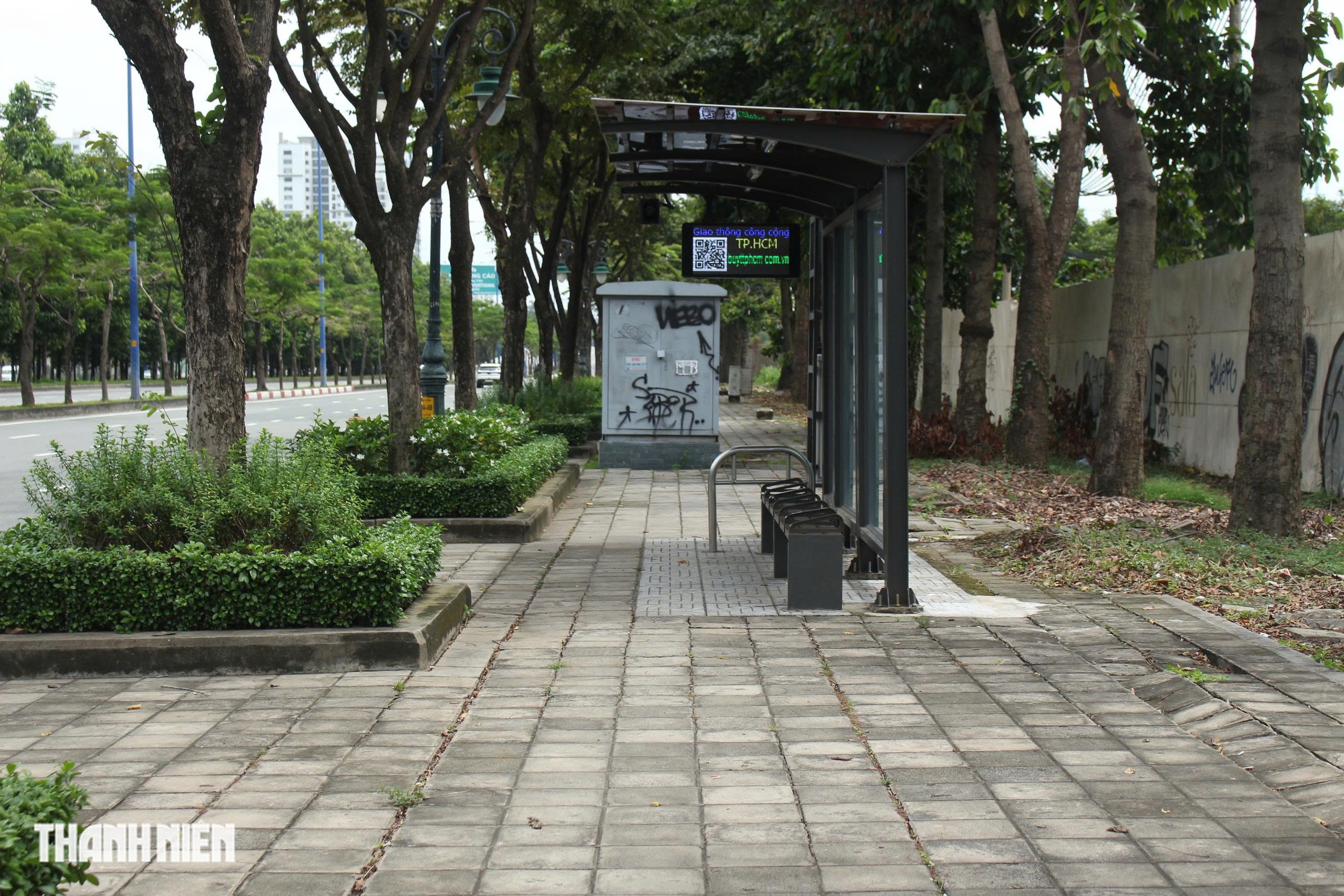 Cận cảnh đường c&oacute; l&agrave;n ri&ecirc;ng cho xe đạp ở TP.HCM: Rộng v&agrave; m&aacute;t mẻ - Ảnh 4.