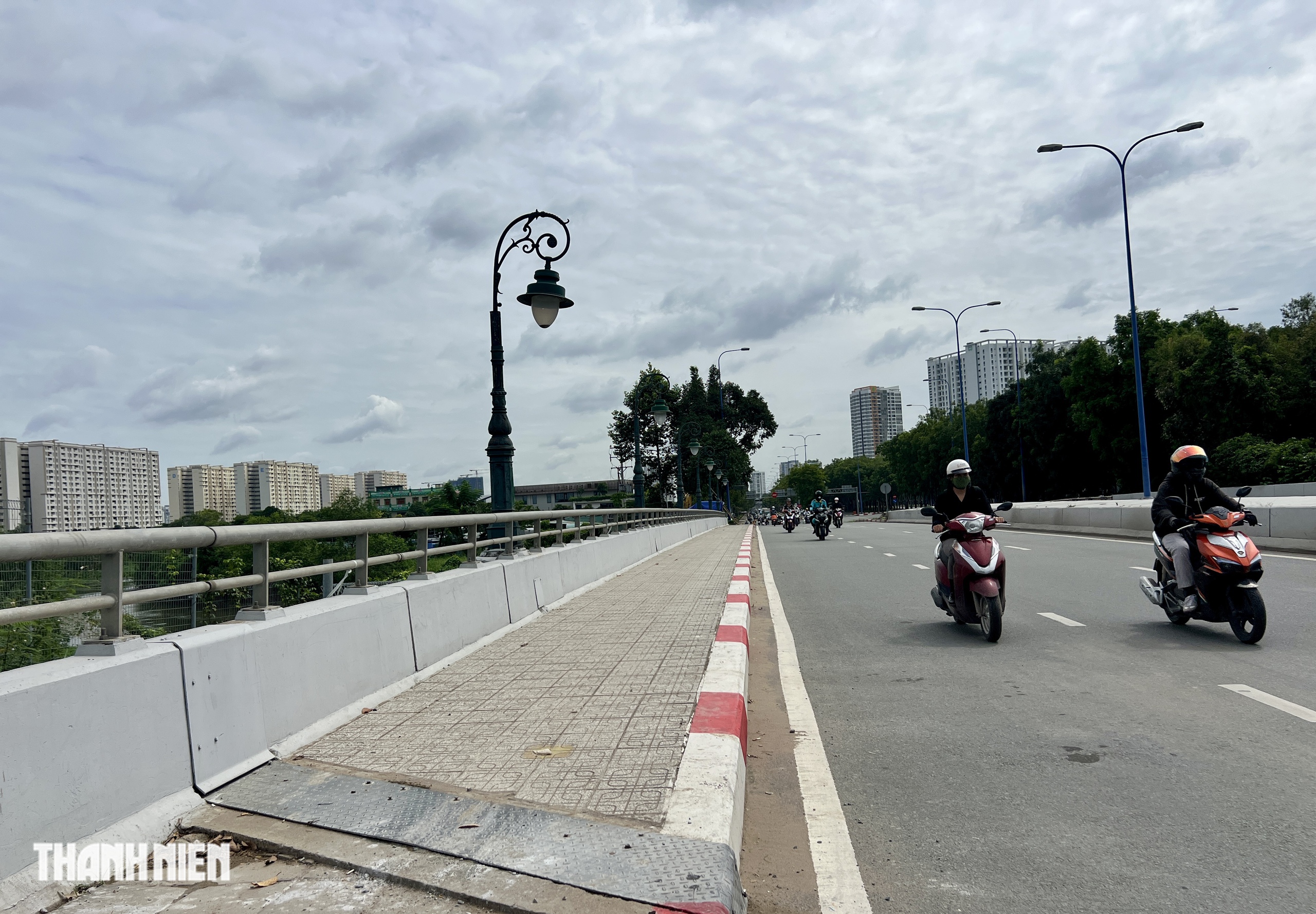 Cận cảnh đường c&oacute; l&agrave;n ri&ecirc;ng cho xe đạp ở TP.HCM: Rộng v&agrave; m&aacute;t mẻ - Ảnh 3.