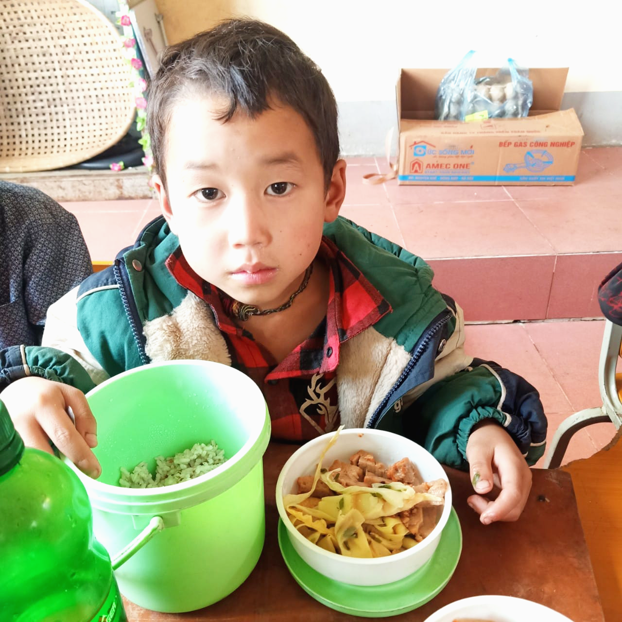 Chung dòng máu Lạc Hồng mang nước sạch và Bữa cơm đến trẻ em vùng sâu - Ảnh 2.