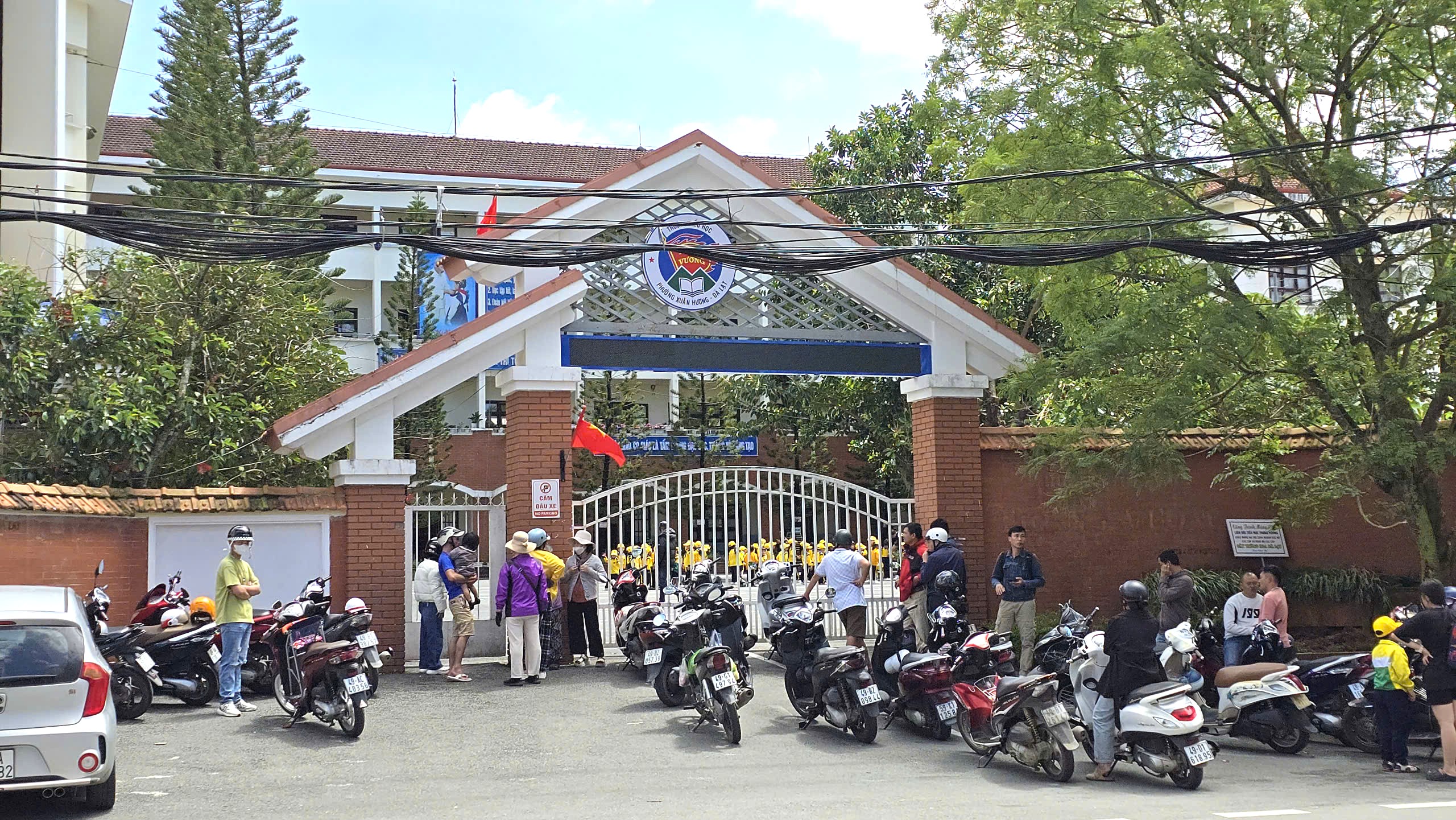 Kauza informací o špinavých potravinách ve školách: Pozastavení ředitele na 15 dní - Foto 5. Vụ thông tin thực phẩm bẩn vào trường học: Đình chỉ công tác hiệu trưởng 15 ngày- Ảnh 5.