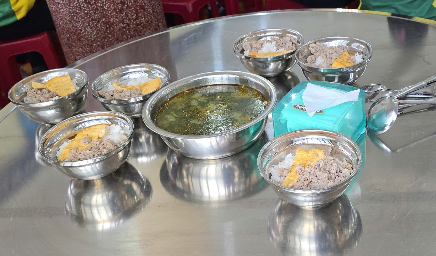 Případ informací o špinavých potravinách ve školách: Pozastavení ředitele na 15 dní - Foto 2. Vụ thông tin thực phẩm bẩn vào trường học: Đình chỉ công tác hiệu trưởng 15 ngày- Ảnh 2.