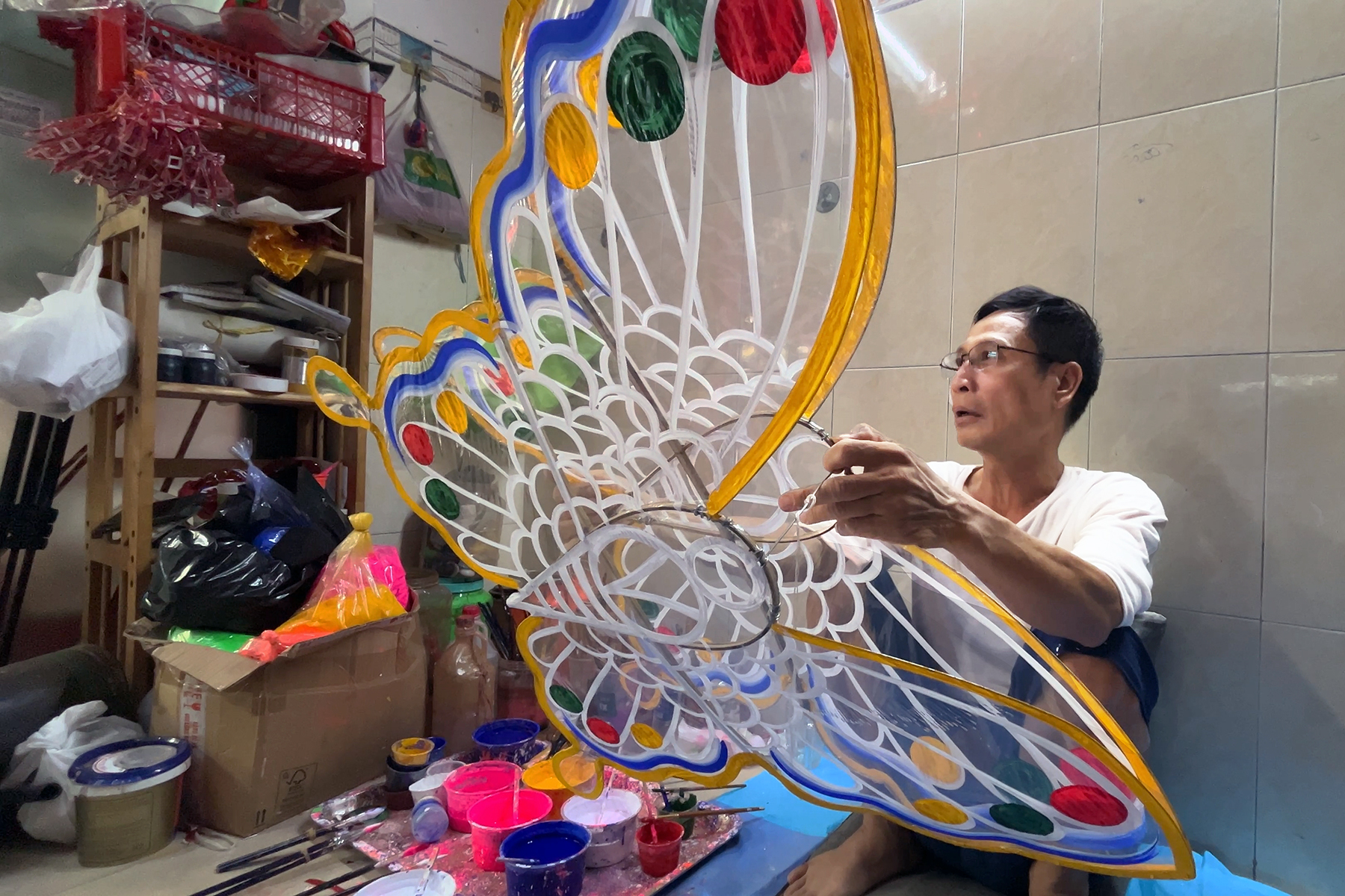 Lồng đèn giấy kiếng - Cuộc trở lại ngoạn mục của ký ức tuổi thơ - Ảnh 8.