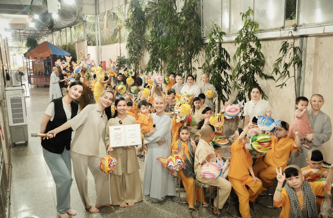 Hồ Ngọc Hà trao học bổng đến hết lớp 12 cho bé gái mồ côi - Ảnh 1.