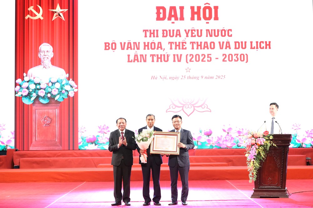 Coach Mai Duc Chung received the title of Labor Hero: 'I am very touched and happy' - Photo 1. HLV Mai Đức Chung nhận danh hiệu Anh hùng Lao động: ‘Tôi rất cảm động và hạnh phúc’- Ảnh 1.