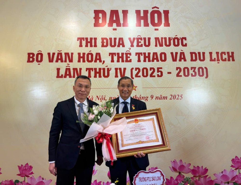 Coach Mai Duc Chung received the title of Hero of Labor: 'I am very touched and happy' - Photo 2. HLV Mai Đức Chung nhận danh hiệu Anh hùng Lao động: ‘Tôi rất cảm động và hạnh phúc’- Ảnh 2.