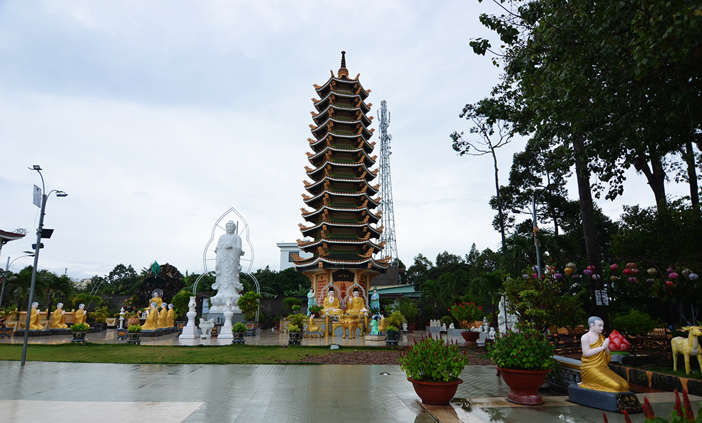 Ha Tien Thap Canh៖ សារីរិកធាតុបុរាណនៅវត្ត Tam Bao - រូបថត ៣. Hà Tiên thập cảnh: Di tích thành xưa ở chùa Tam Bảo- Ảnh 3.