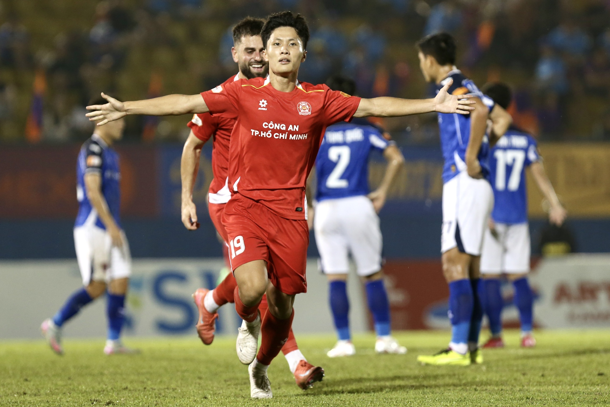 ក្លឹបប៉ូលីសទីក្រុងហូជីមិញ និងគ្រូបង្វឹក Huynh Duc បង្កការភ្ញាក់ផ្អើលលើចំណាត់ថ្នាក់ V-League? - រូបថត ១. CLB Công an TP.HCM cùng HLV Huỳnh Đức gây bất ngờ trên bảng xếp hạng V-League?- Ảnh 1.