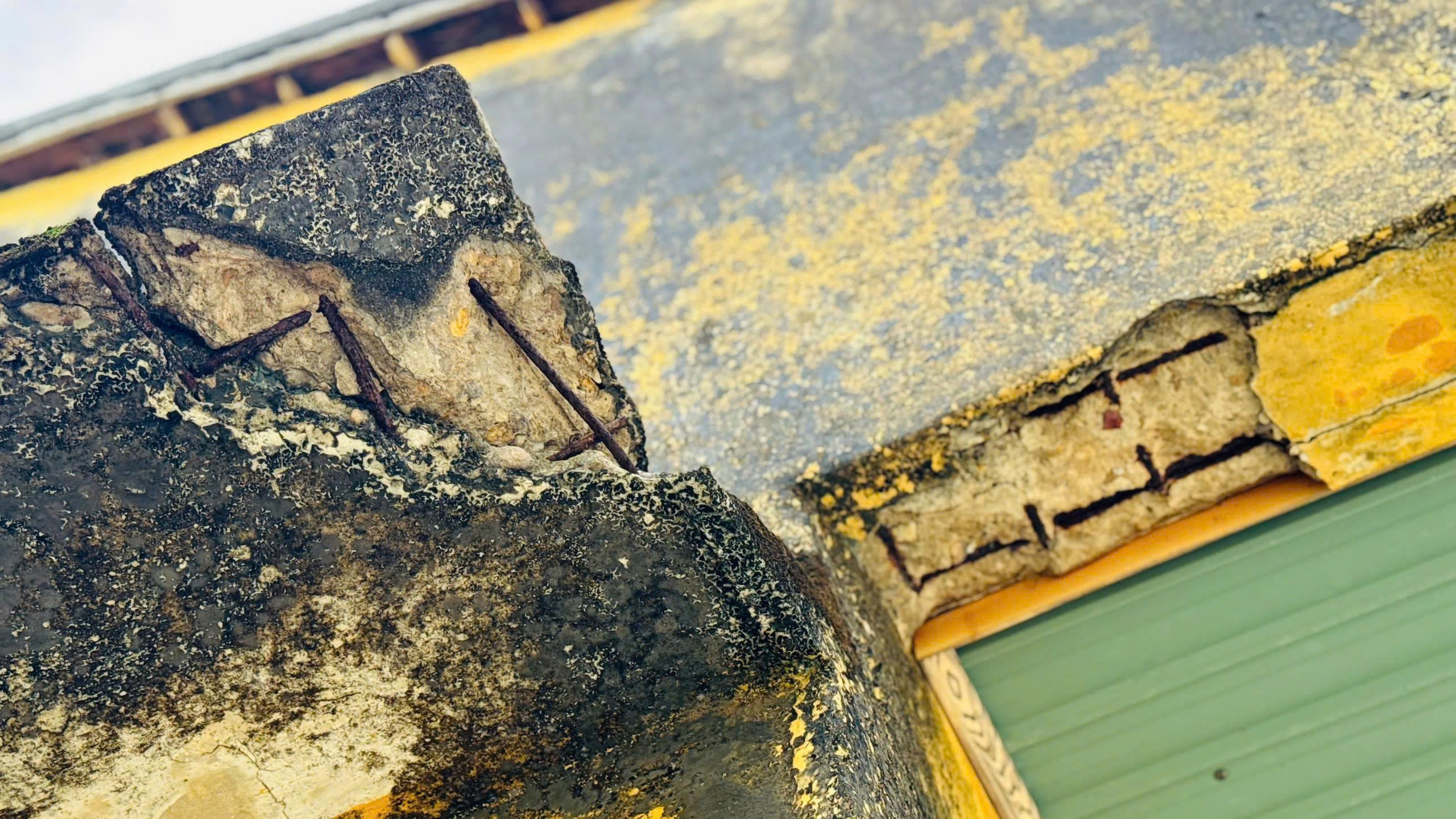 Nơm nớp học trong phòng 'chờ sập' - Ảnh 1.