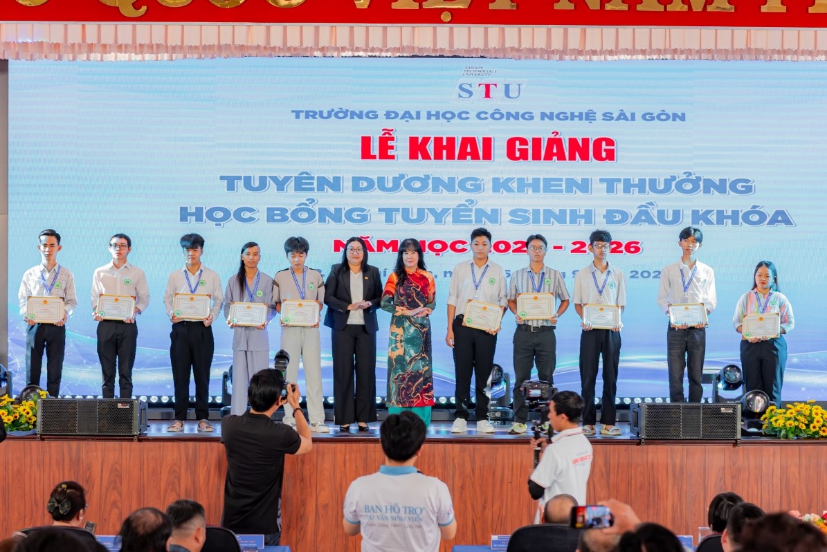 Сайгонський технологічний університет провів церемонію відкриття 2025-2026 навчального року - Фото 1. Trường Đại học Công nghệ Sài Gòn tổ chức lễ khai giảng năm học 2025 – 2026- Ảnh 1.