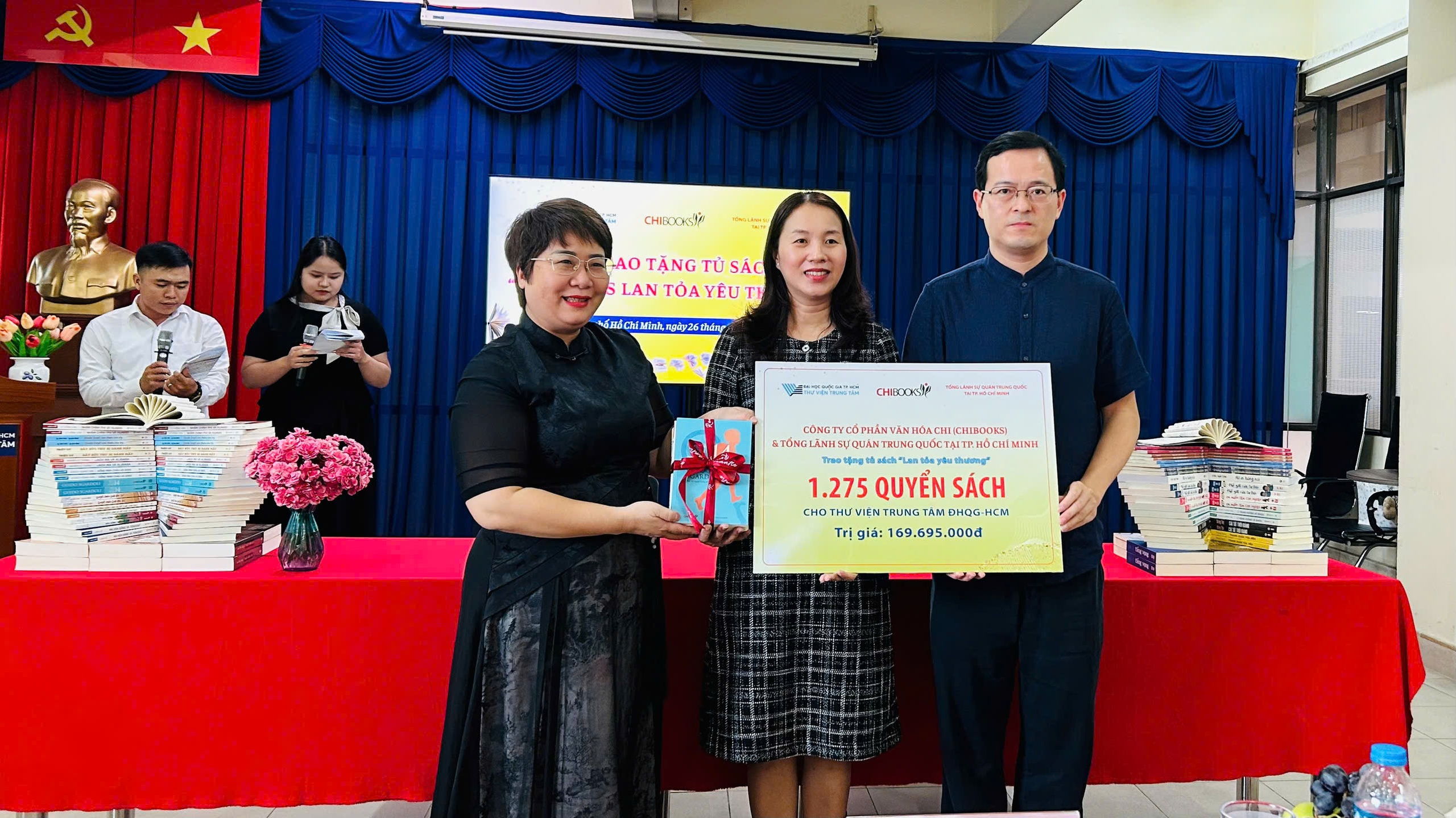 'Lan tỏa yêu thương' cùng tủ sách do Chibooks cùng Tổng lãnh sự quán Trung Quốc trao tặng - Ảnh 3.