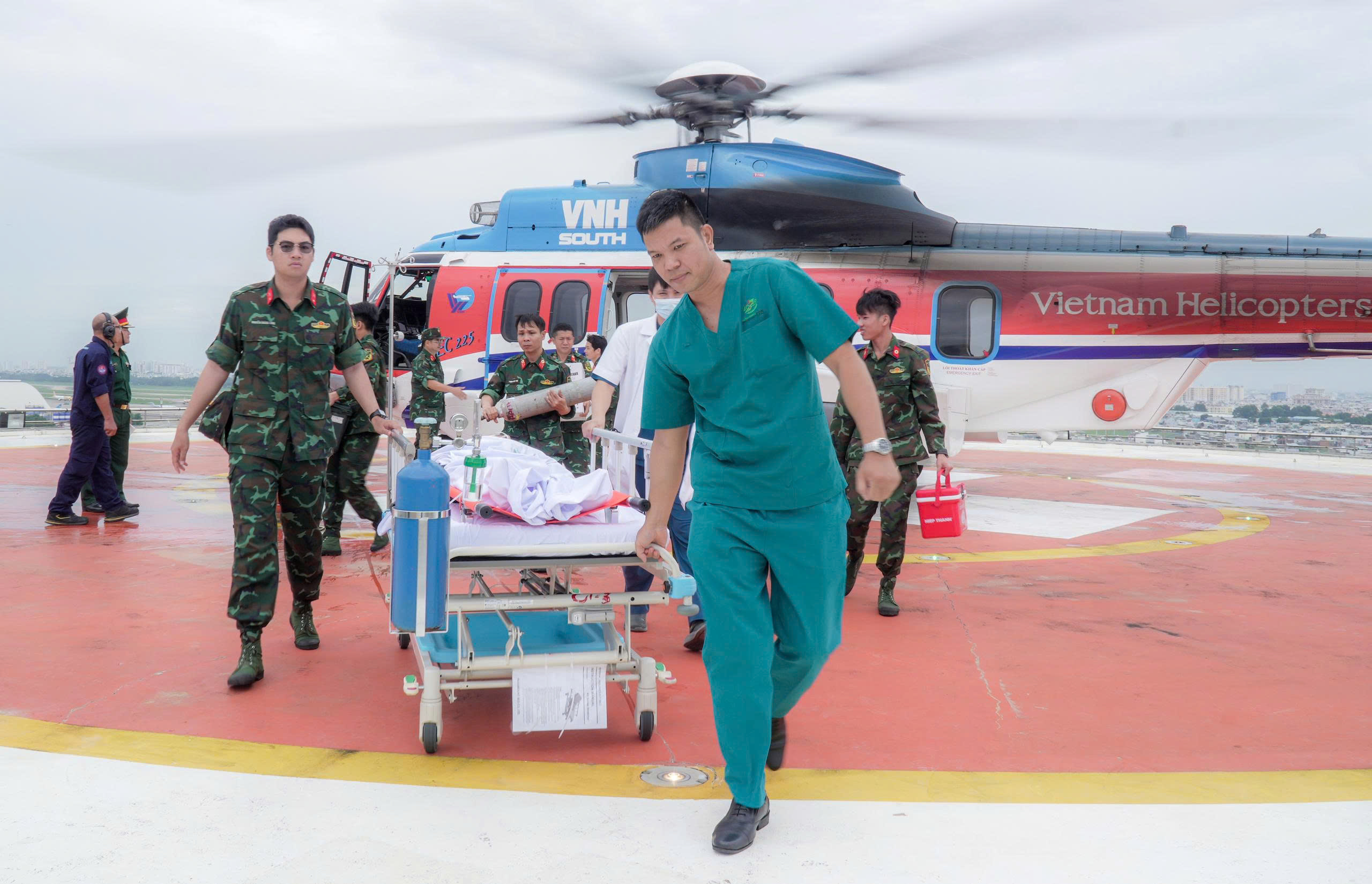 Trực thăng vượt bão xuyên đêm đưa bệnh nhân từ Trường Sa về TP.HCM cấp cứu- Ảnh 1.