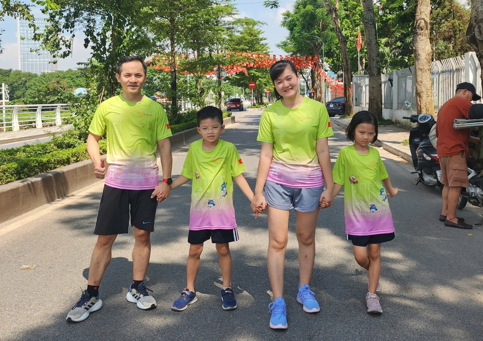 Run For Love 2025 - គ្រួសារទាំងមូល 'ប៉ះ' រដូវស្លឹកឈើជ្រុះទីក្រុងហាណូយ - រូបថត ១. Run For Love 2025 – Cả gia đình cùng ‘chạm’ vào thu Hà Nội- Ảnh 1.