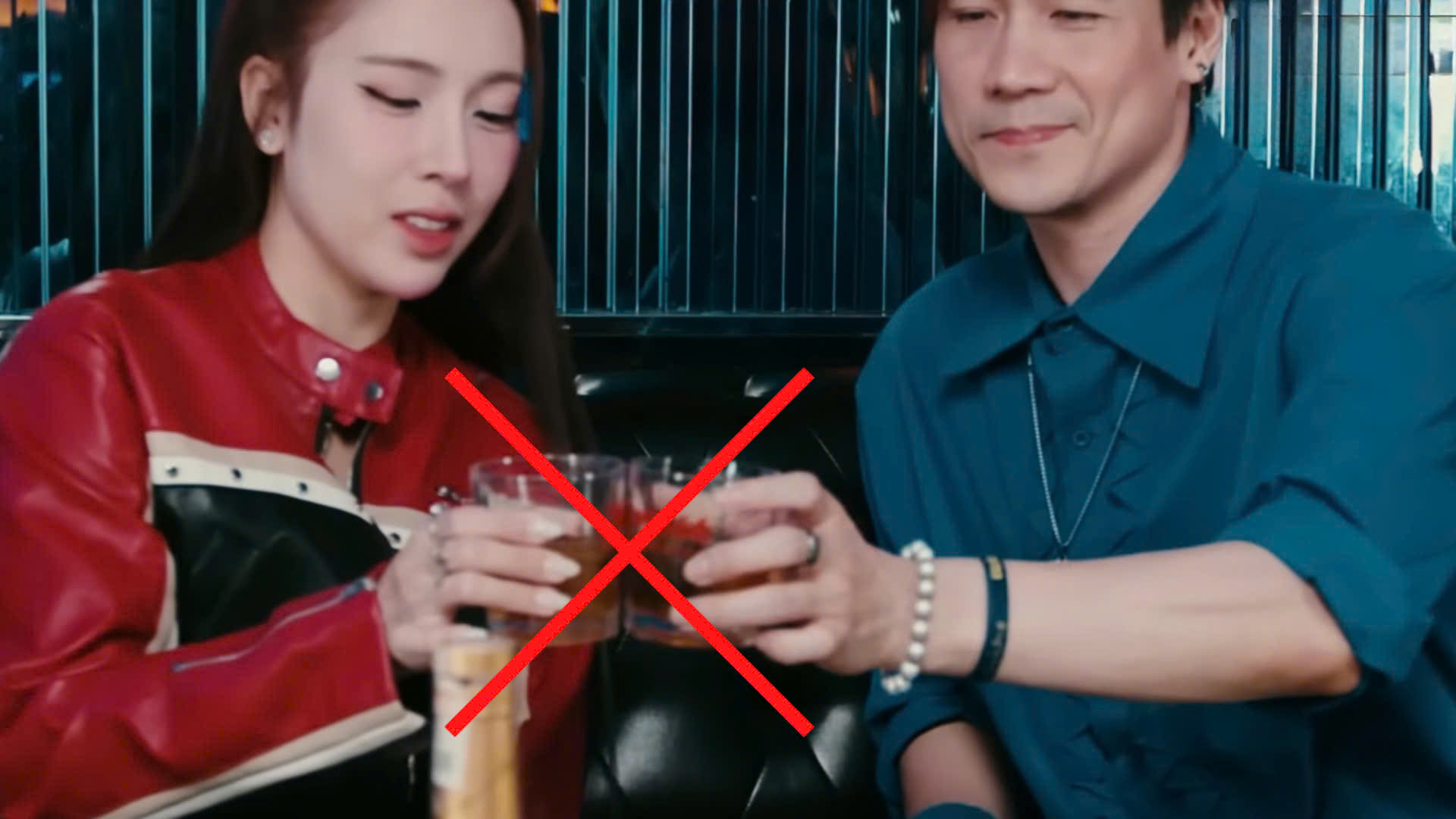 Cờ bạc online quảng cáo trá hình 'chui' vào MV, concert - Ảnh 2.