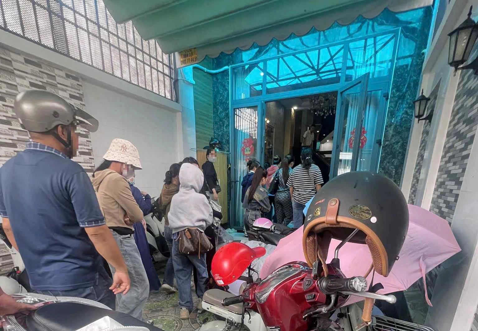 Vỡ hụi '200 tỉ đồng', nhiều người dân ở TP.HCM kéo đến đòi nợ- Ảnh 1.