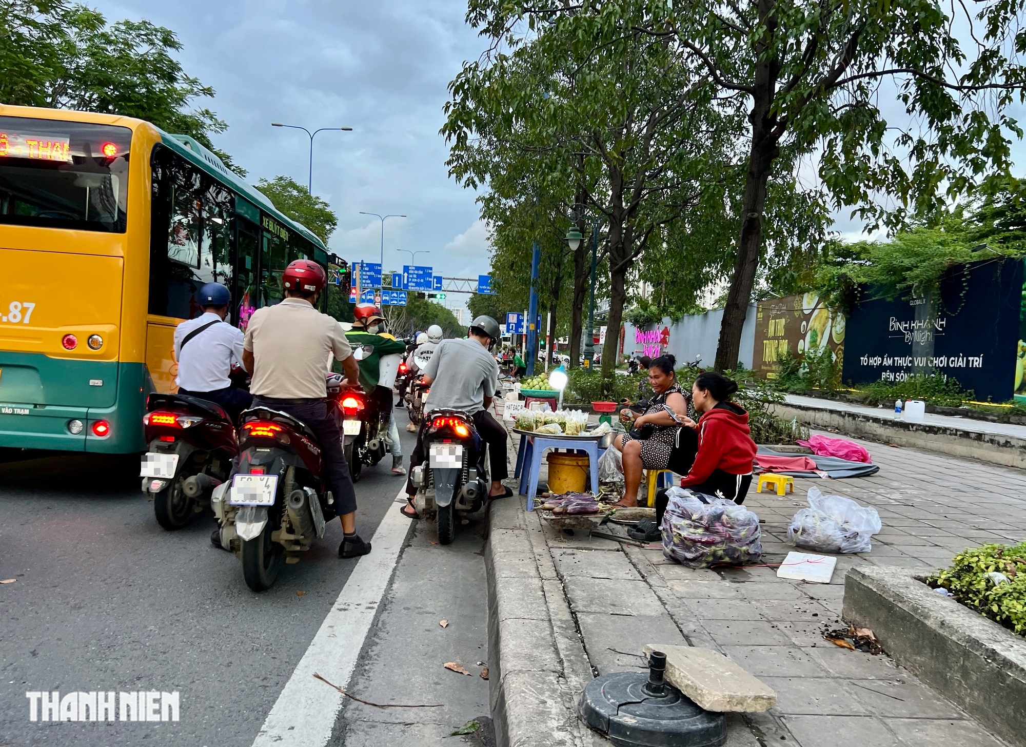 Kh&oacute; tin: Xe m&aacute;y chạy 'rần rần' l&ecirc;n vỉa h&egrave; sắp mở l&agrave;n ri&ecirc;ng cho xe đạp - Ảnh 9.