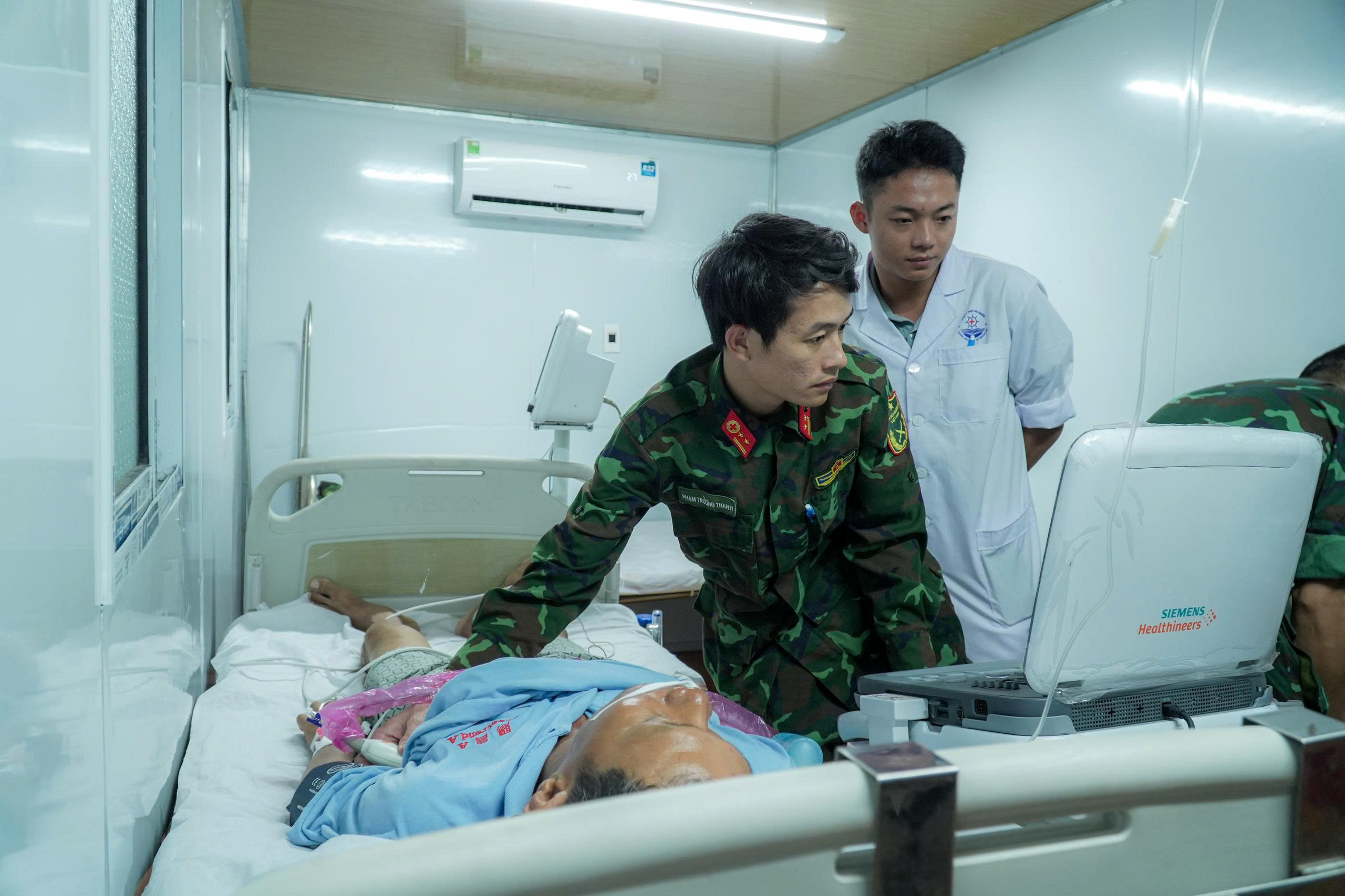 Trực thăng vượt bão xuyên đêm đưa bệnh nhân từ Trường Sa về TP.HCM cấp cứu- Ảnh 2.