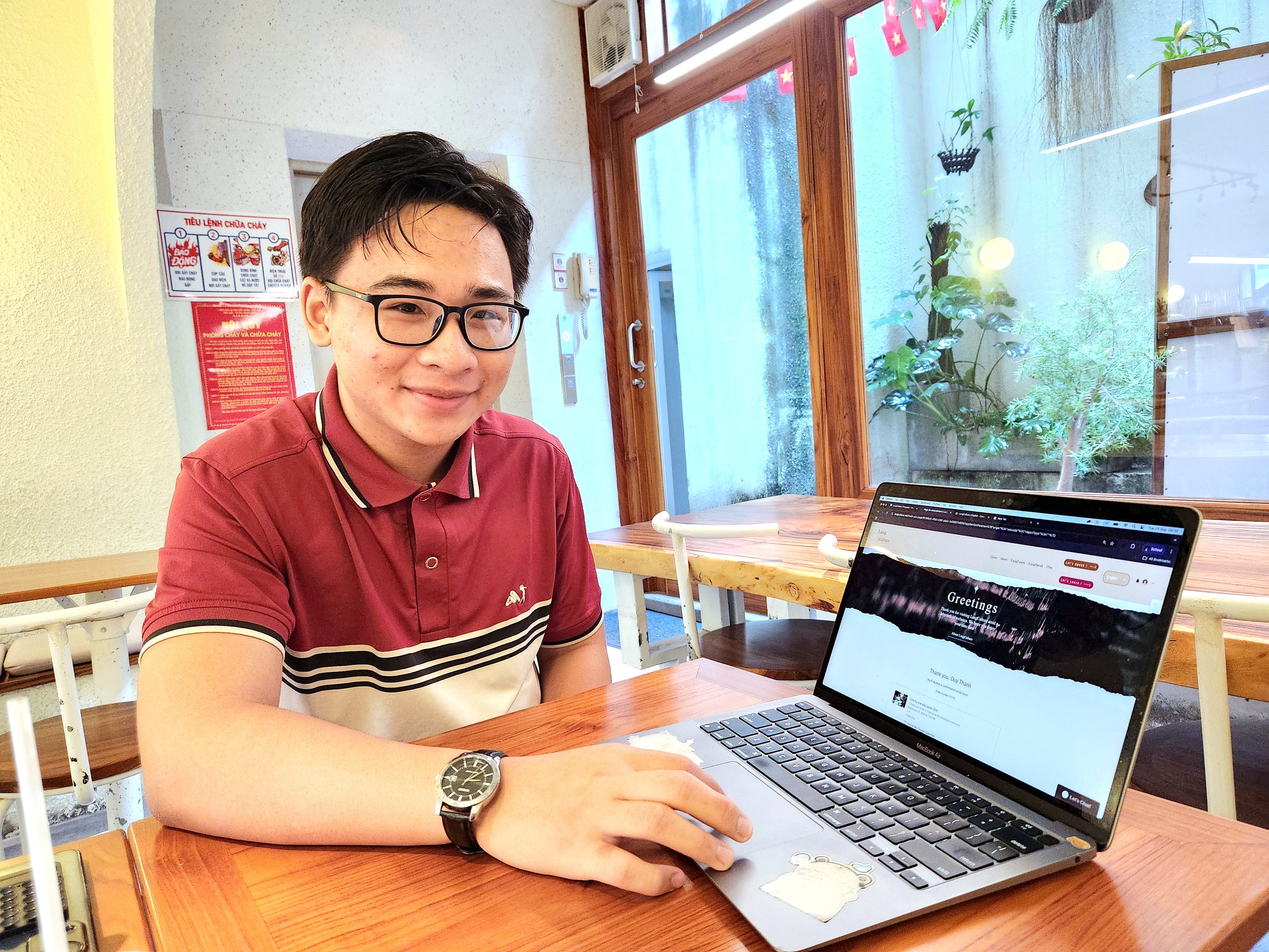 Nam sinh Trường Phổ thông Năng khiếu giúp mọi người tự tin nói tiếng Anh - Ảnh 1.