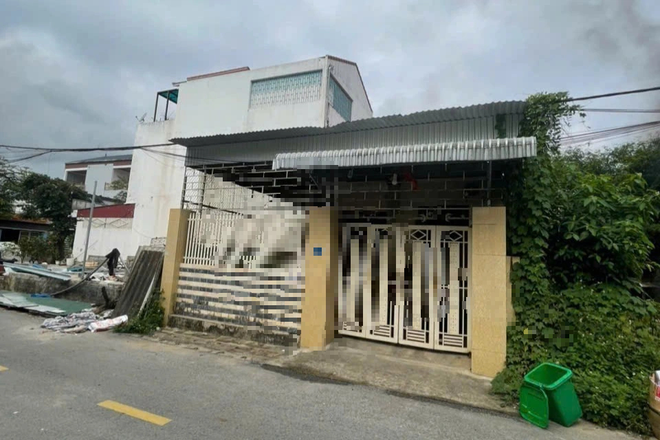 Giải cứu người đàn ông khóa kín phòng với 3 bình gas đã mở van- Ảnh 1.
