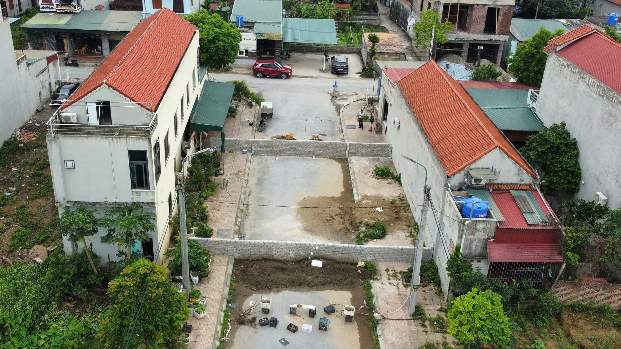 Vụ xây tường chắn ngang đường ở Nga Sơn: Dự kiến phương án 'đất đổi đất'- Ảnh 1.