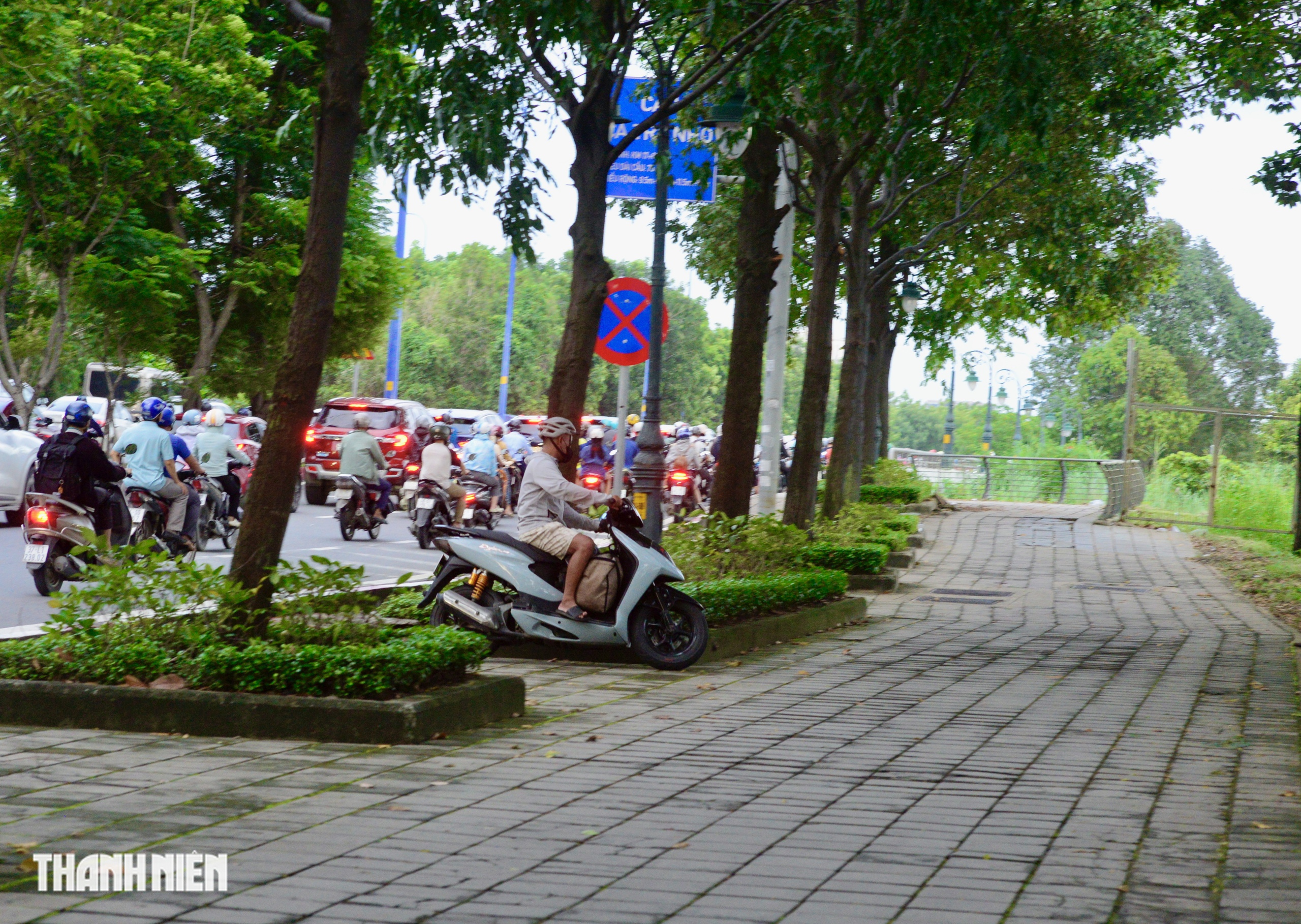 Kh&oacute; tin: Xe m&aacute;y chạy 'rần rần' l&ecirc;n vỉa h&egrave; sắp mở l&agrave;n ri&ecirc;ng cho xe đạp - Ảnh 3.