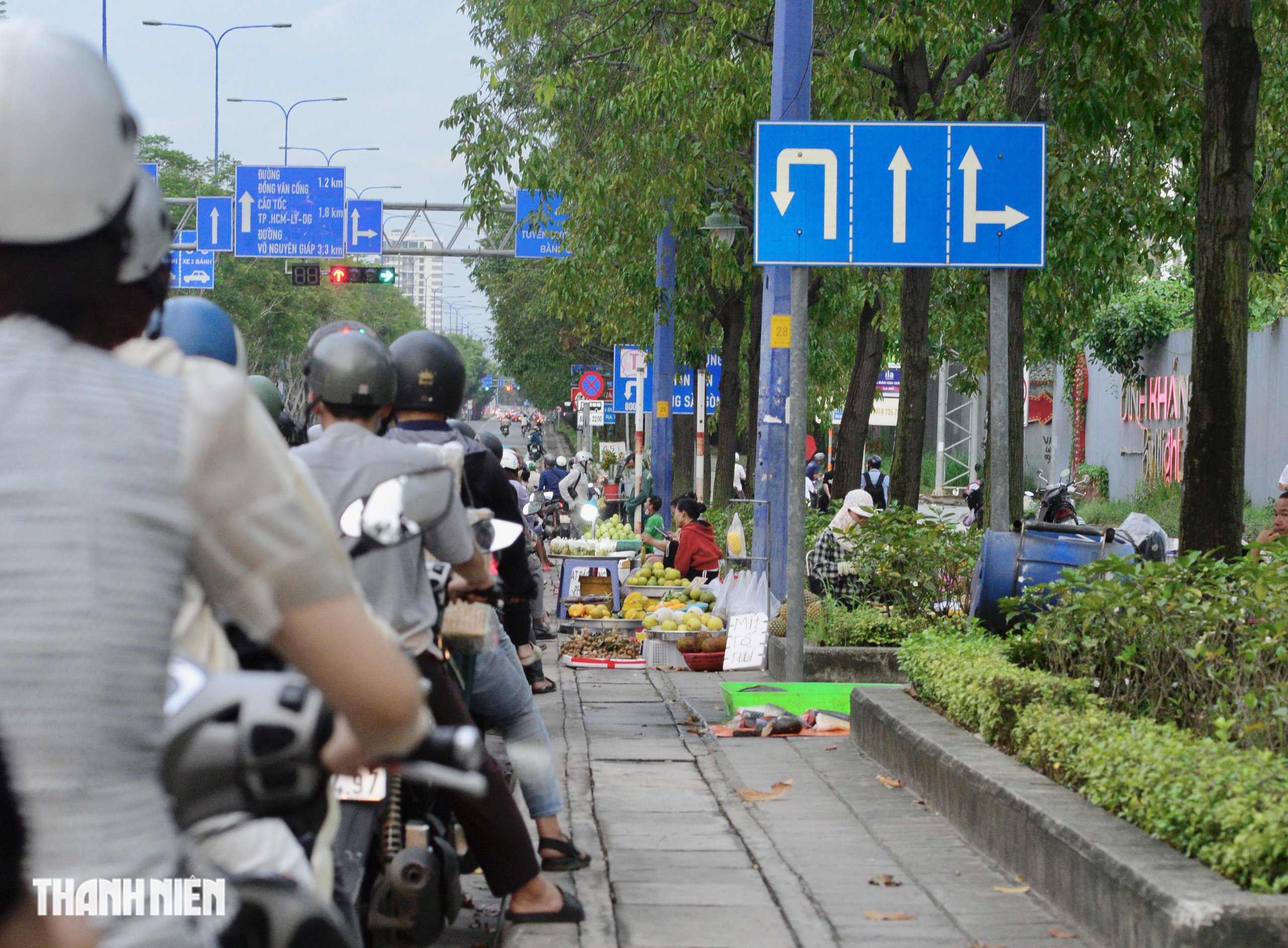 Kh&oacute; tin: Xe m&aacute;y chạy 'rần rần' l&ecirc;n vỉa h&egrave; sắp mở l&agrave;n ri&ecirc;ng cho xe đạp - Ảnh 8.