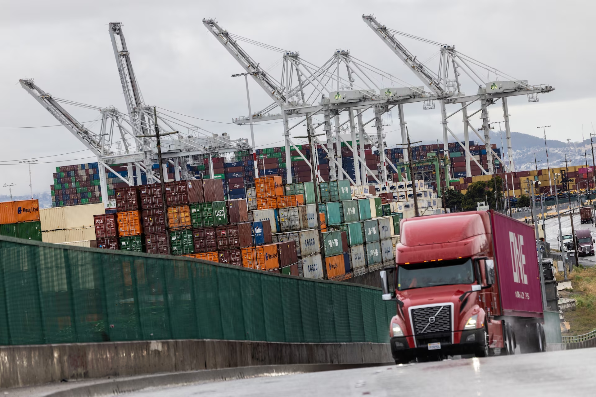 Ông Trump áp loạt thuế mới lên xe tải, nội thất và dược phẩm - Ảnh 1.