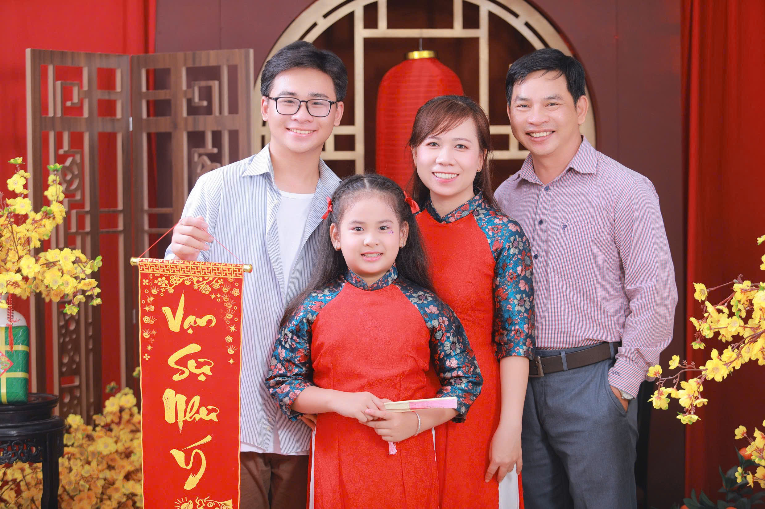 Nam sinh Trường Phổ thông Năng khiếu giúp mọi người tự tin nói tiếng Anh - Ảnh 4.