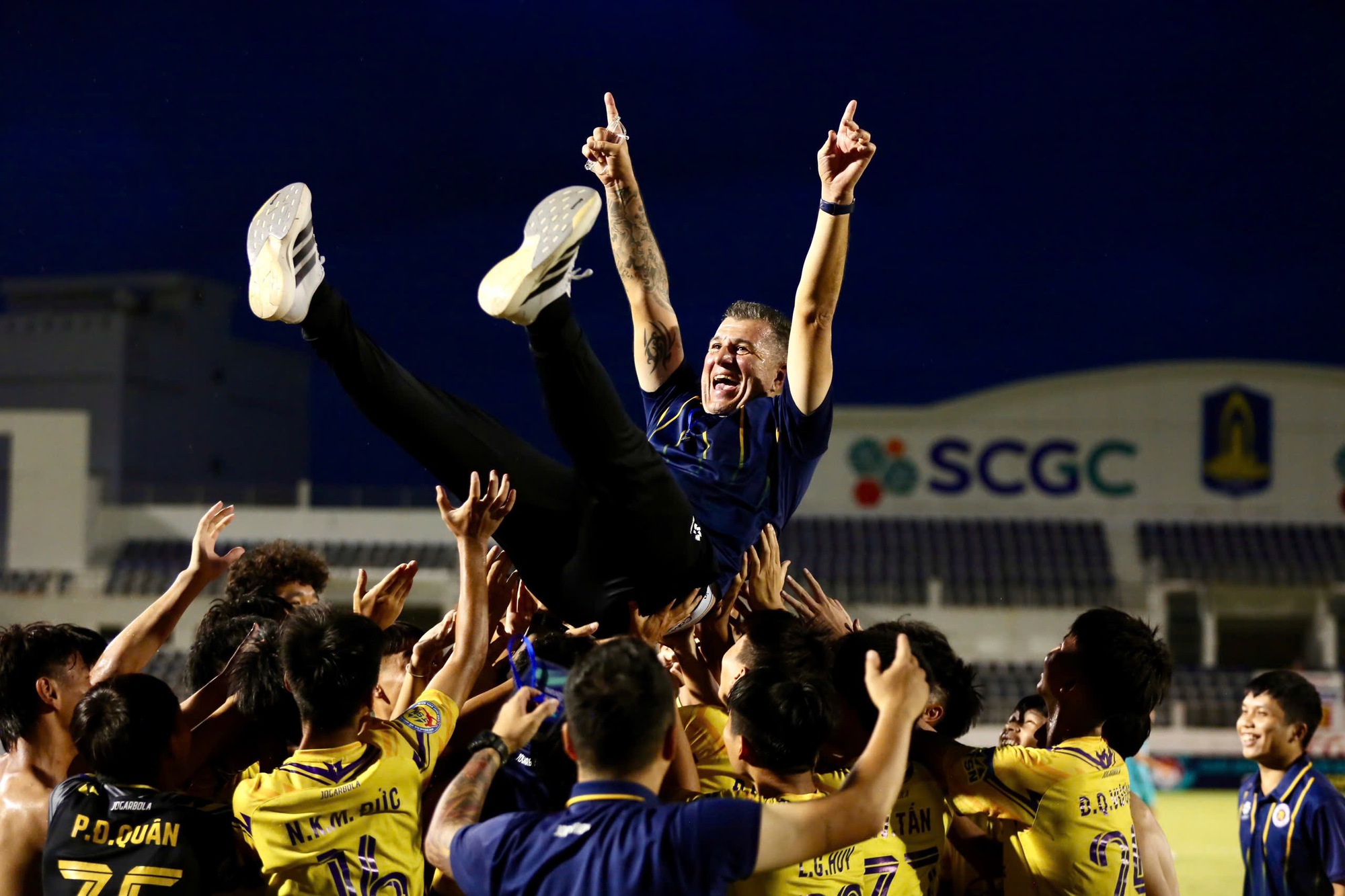 Kapitán vietnamského týmu do 17 let pomohl Hanoji do 17 let vyhrát národní šampionát - Foto 5. Thuyền trưởng đội U.17 Việt Nam giúp U.17 Hà Nội vô địch quốc gia - Ảnh 5.