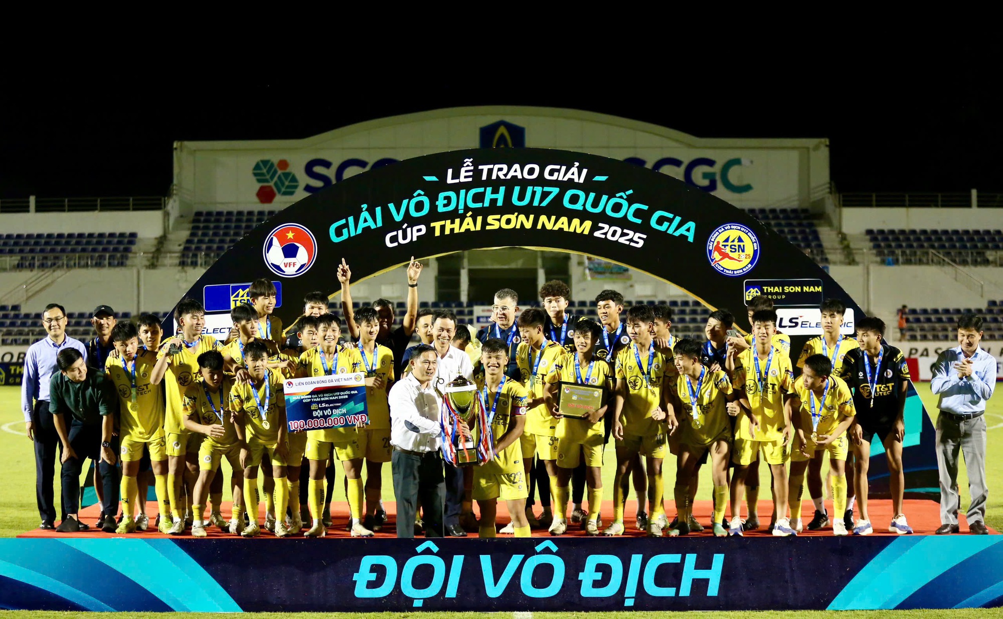 Kapitán vietnamského týmu do 17 let pomohl Hanoji do 17 let vyhrát národní šampionát - Foto 1. Thuyền trưởng đội U.17 Việt Nam giúp U.17 Hà Nội vô địch quốc gia - Ảnh 1.