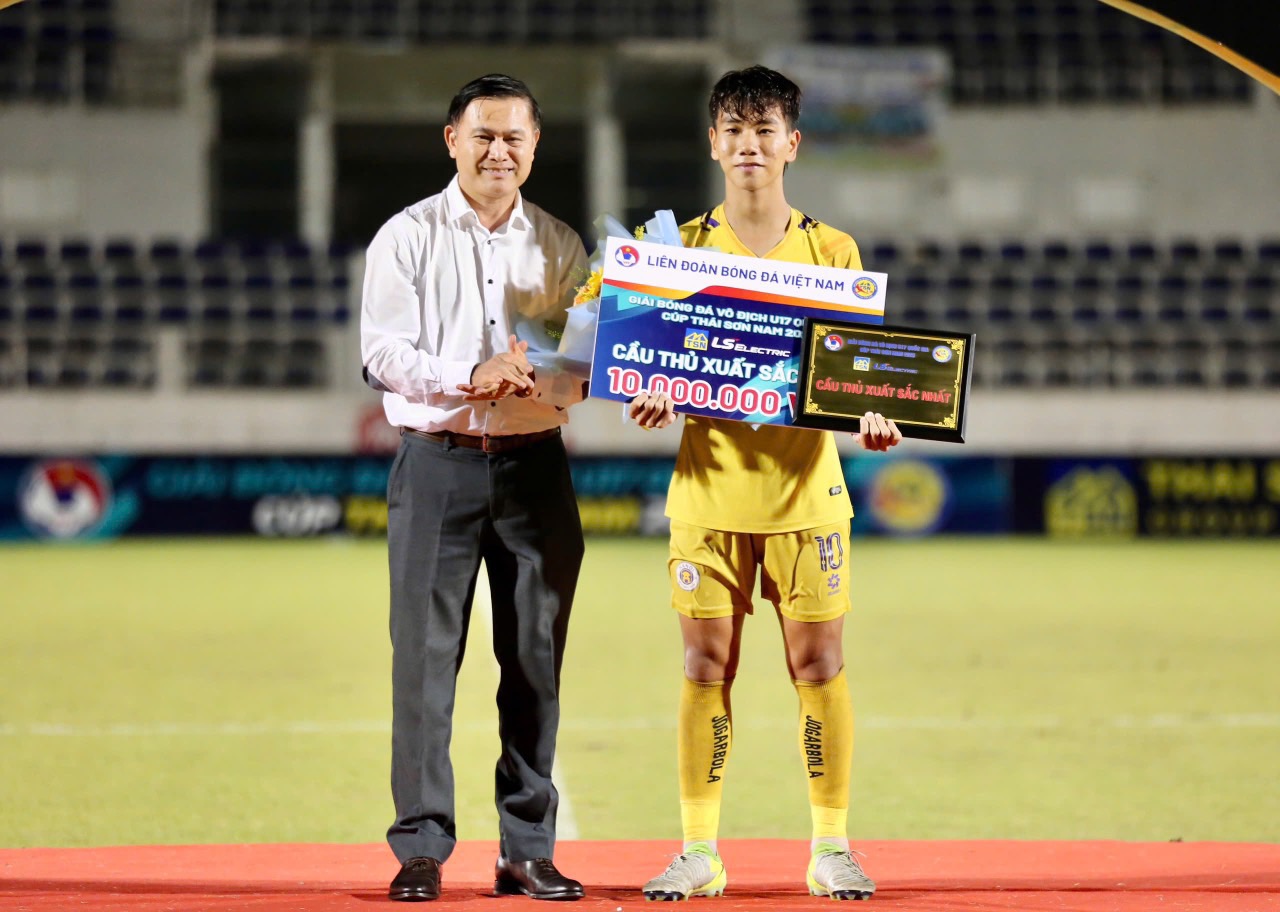 Kapitán vietnamského týmu do 17 let pomohl Hanoji do 17 let vyhrát národní šampionát - Foto 3. Thuyền trưởng đội U.17 Việt Nam giúp U.17 Hà Nội vô địch quốc gia - Ảnh 3.