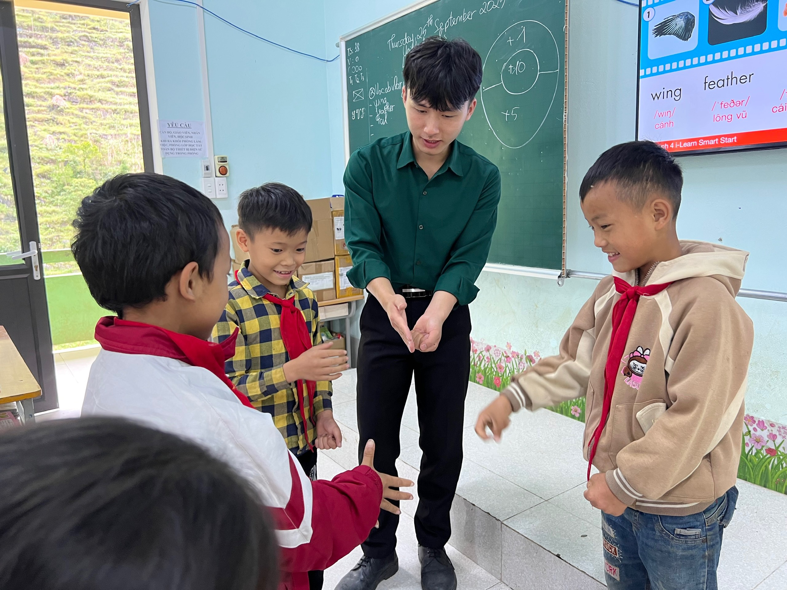 ក្រសួងមហាផ្ទៃណែនាំឲ្យតាមមូលដ្ឋានជ្រើសរើសគ្រូបង្រៀនជាបន្ទាន់តាមប្រាក់បៀវត្សរ៍ដែលបានចាត់តាំង - រូបថត ១. Bộ Nội vụ đề nghị các địa phương tuyển ngay giáo viên theo biên chế được giao- Ảnh 1.