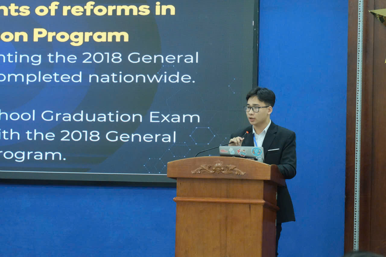 Nam sinh Trường Phổ thông Năng khiếu giúp mọi người tự tin nói tiếng Anh - Ảnh 2.