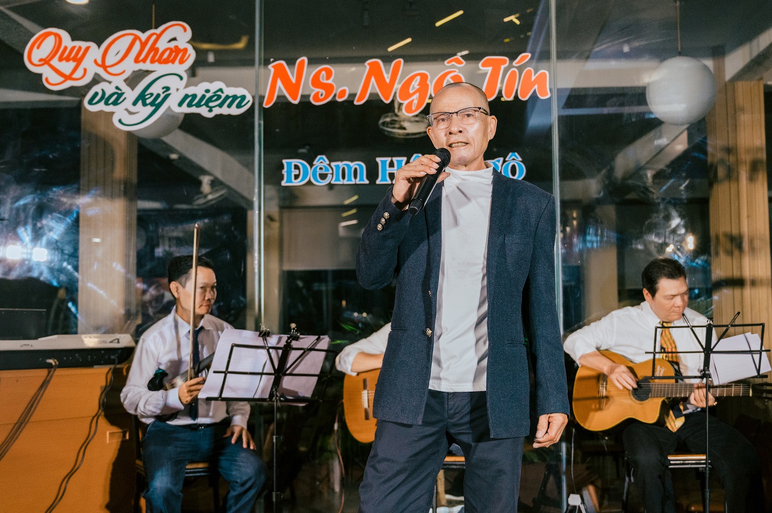 រាត្រីតន្ត្រីព្រលឹងជាមួយតន្ត្រីករ 'Quy Nhon ពោរពេញដោយអនុស្សាវរីយ៍' - រូបថត ១. Đêm nhạc tri âm cùng nhạc sĩ 'Quy Nhơn mênh mang niềm nhớ'- Ảnh 1.