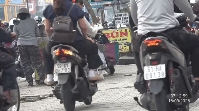 1 phút, gần 50 xe máy đi trên vỉa hè Gò…
