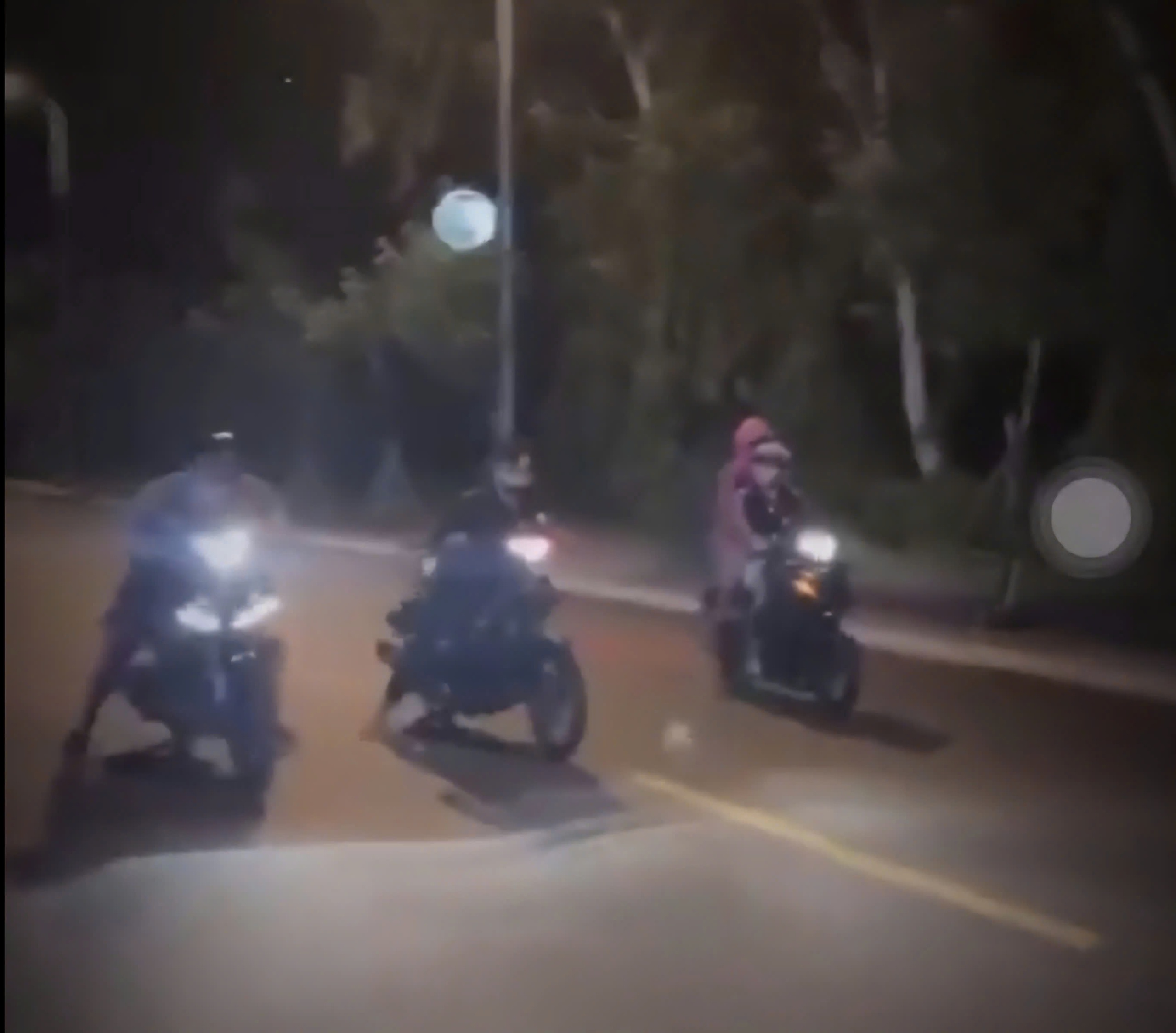 Chạy xe máy bằng 1 bánh tốc độ 100 km/h ở TP.HCM rồi đăng clip lên Facebook- Ảnh 2.
