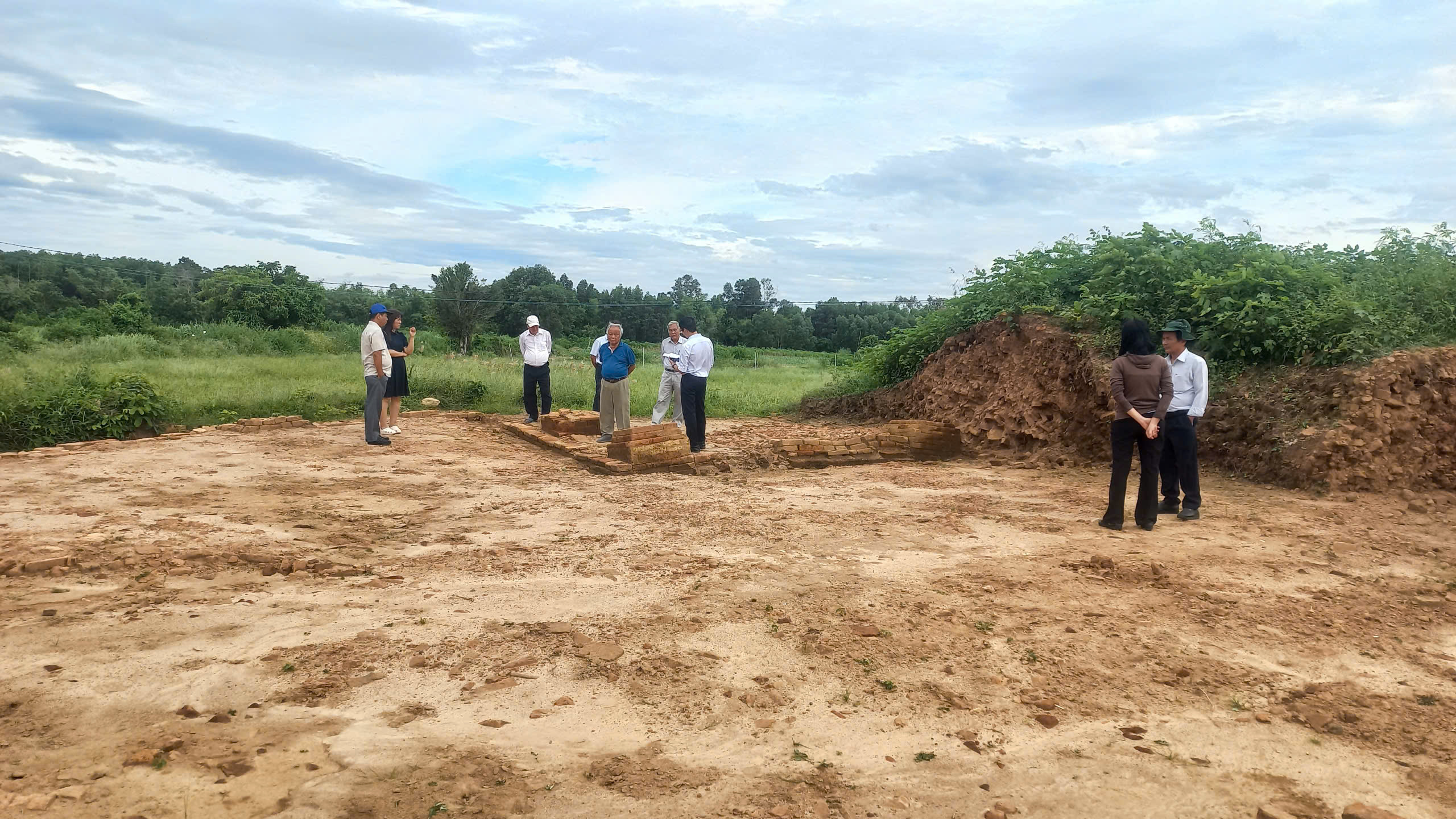 ជីកប្រាង្គ Phu An បកស្រាយអាថ៌កំបាំងនៃវប្បធម៌ចំប៉ាបុរាណ - រូបថត ១. Khai quật tháp Phú Ân, giải mã bí ẩn về nền văn hóa Champa cổ- Ảnh 1.