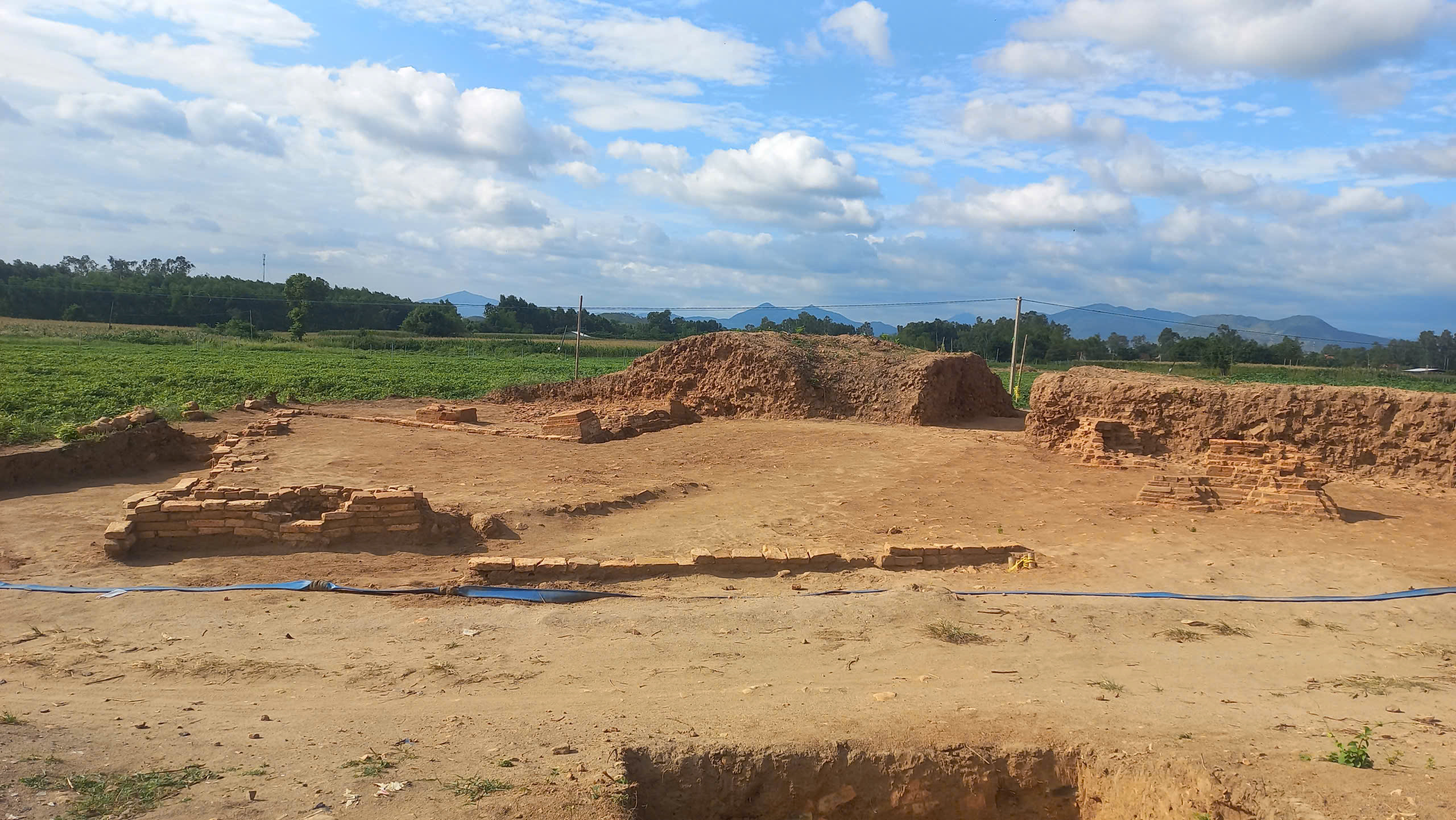 ជីកប្រាង្គ Phu An បកស្រាយអាថ៌កំបាំងនៃវប្បធម៌ចំប៉ាបុរាណ - រូបថត ២. Khai quật tháp Phú Ân, giải mã bí ẩn về nền văn hóa Champa cổ- Ảnh 2.