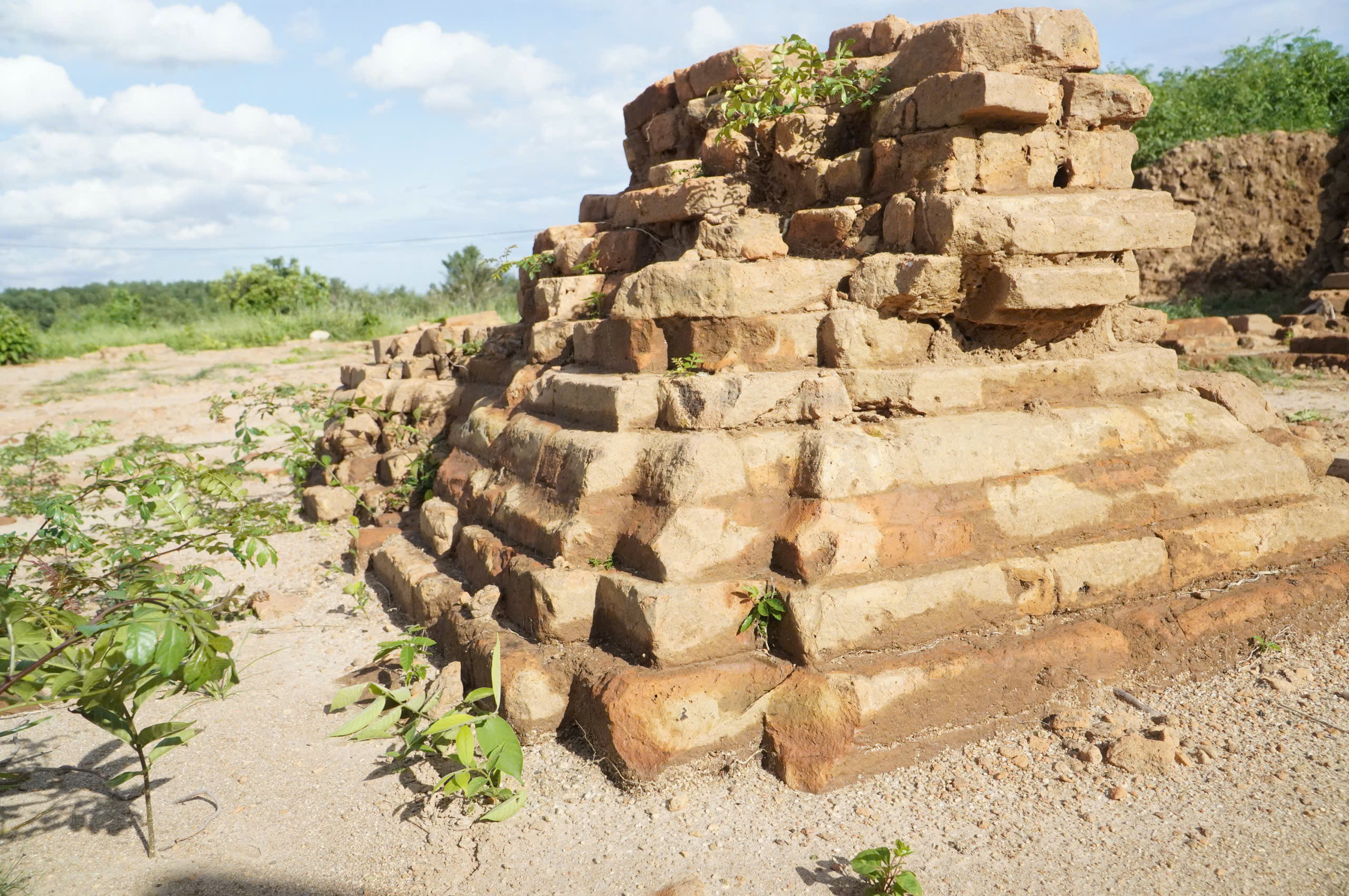 ជីកប្រាង្គ Phu An បកស្រាយអាថ៌កំបាំងនៃវប្បធម៌ចំប៉ាបុរាណ - រូបថត ៩. Khai quật tháp Phú Ân, giải mã bí ẩn về nền văn hóa Champa cổ- Ảnh 9.